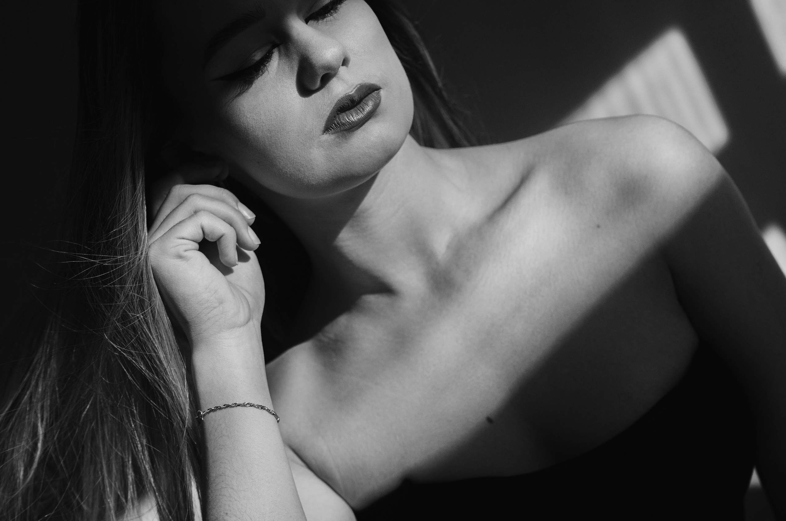 Женская фотосессия в стиле минимализм. Денисова Аля — фотограф для парных съемок и индивидуальных историй в Барнауле