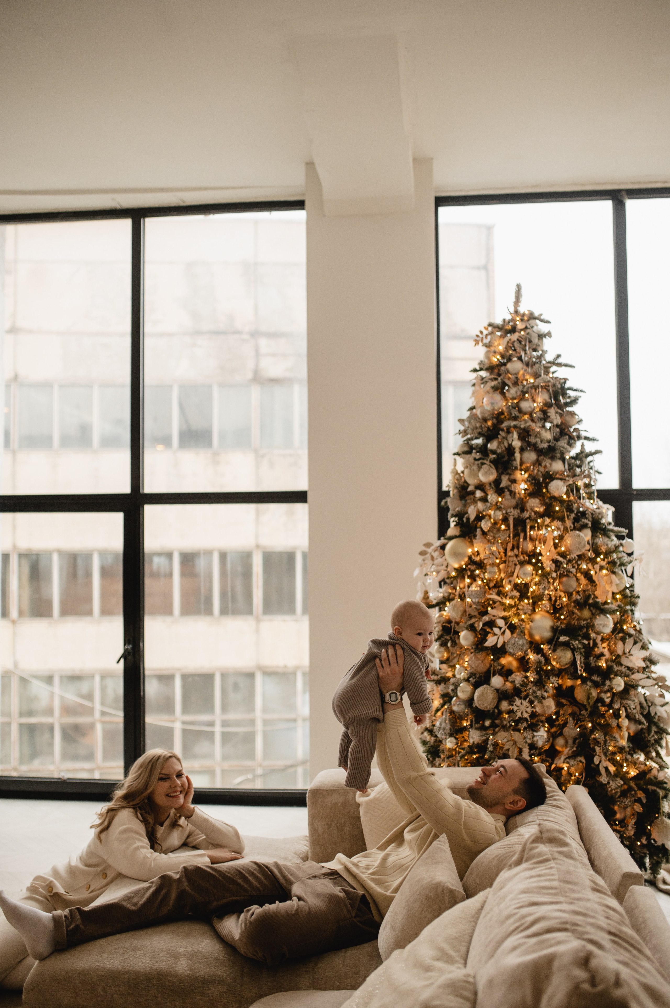 Новогодняя фотосессия в студии с малышом 6 месяцев в Бутово. Семейная фотосессия Бутово Москва фотограф Алина Морщагина
