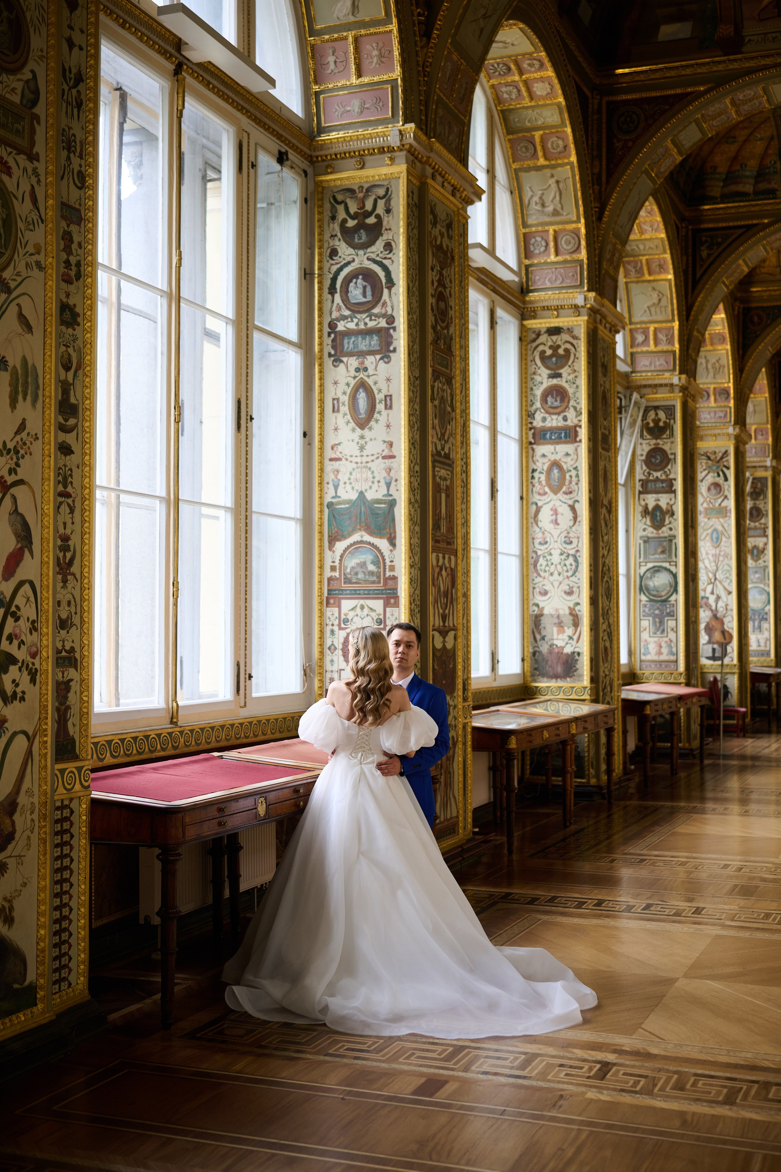 Свадебная фотосессия для пары в Эрмитаже – фотограф на свадьбу в Санкт-Петербурге