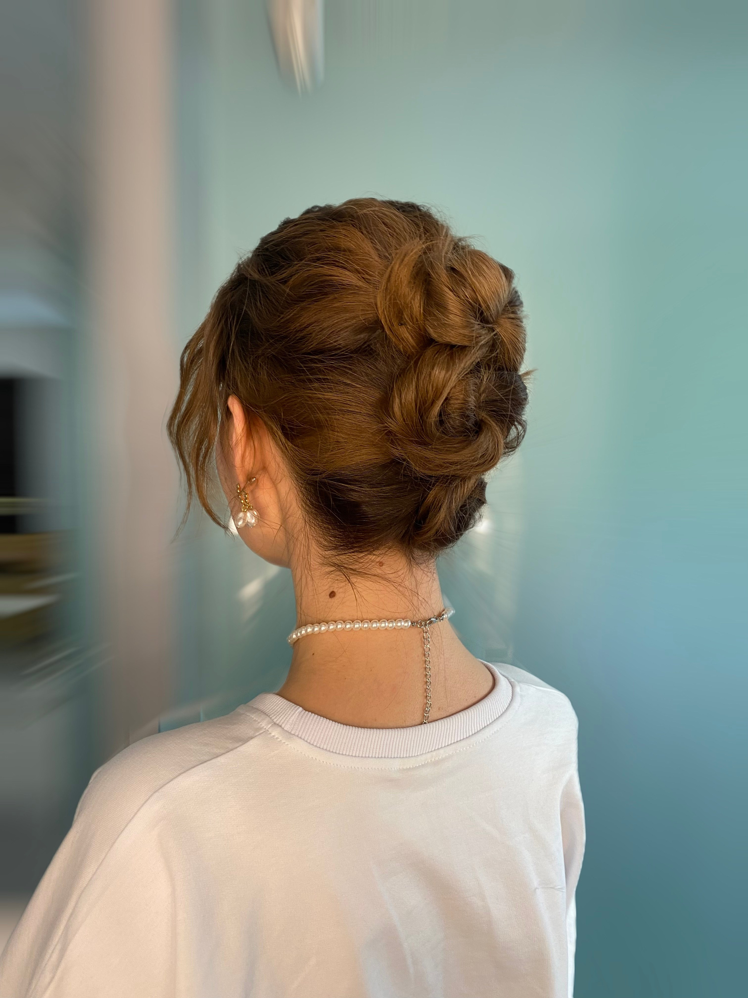 УКЛАДКА ВОЛОС ПРИЧЕСКИ В МОСКВЕ. СВАДЕБНЫЙ ВИЗАЖИСТ-СТИЛИСТ В МОСКВЕ ПРИЧЕСКИ МАКИЯЖ БРОВИ ВЫЕЗД