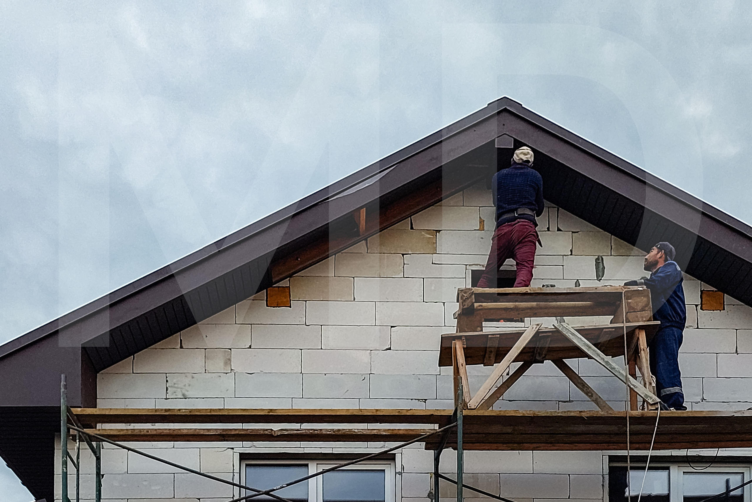 Готовый каркас дома с установленной кровлей и окнами.Чепелево