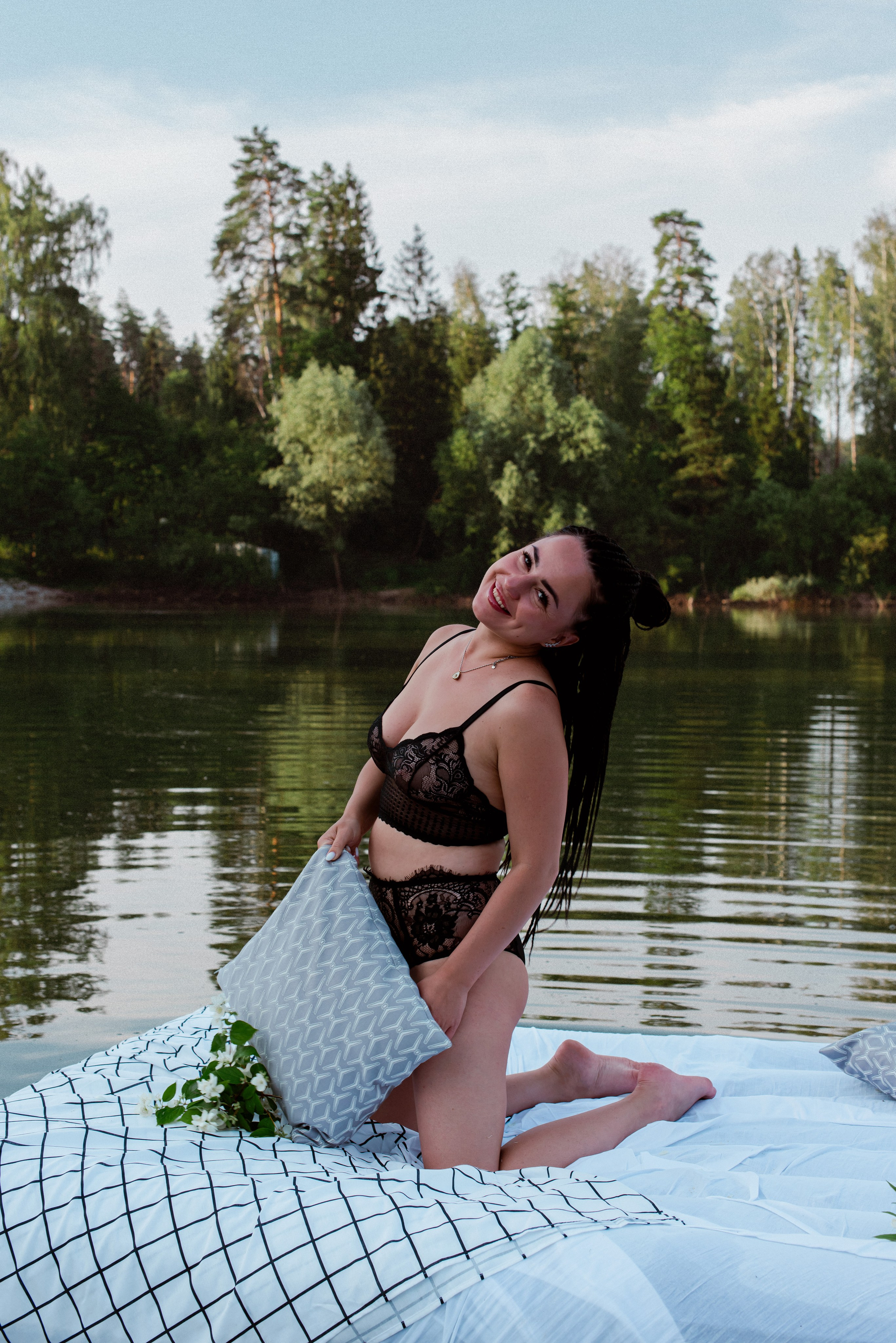Анастасия на водоеме. Женский фотограф в Москве и МО