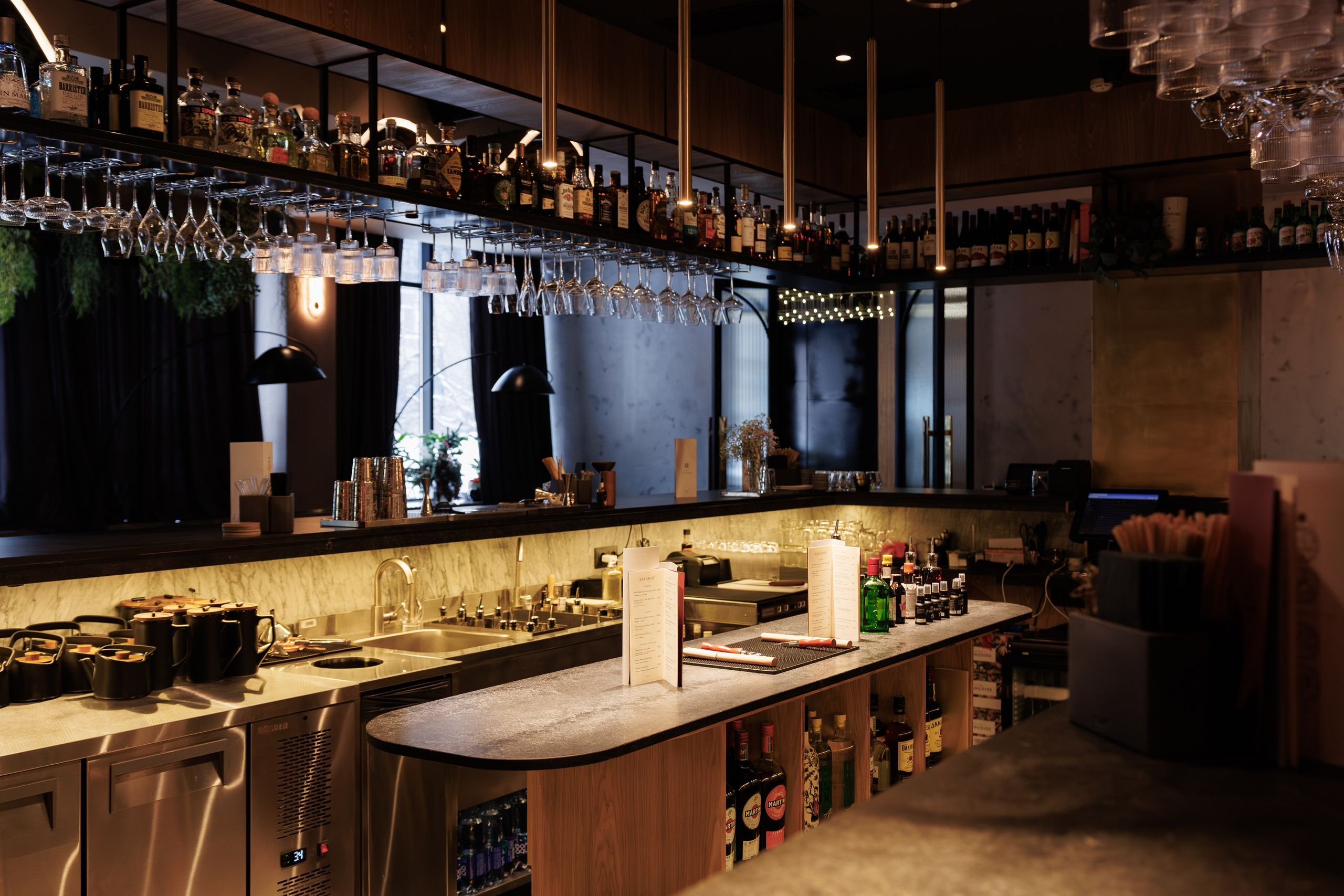 Фотограф для интерьерной съемки ресторана. Контент для бизнеса в Екатеринбурге Полдень Медиа