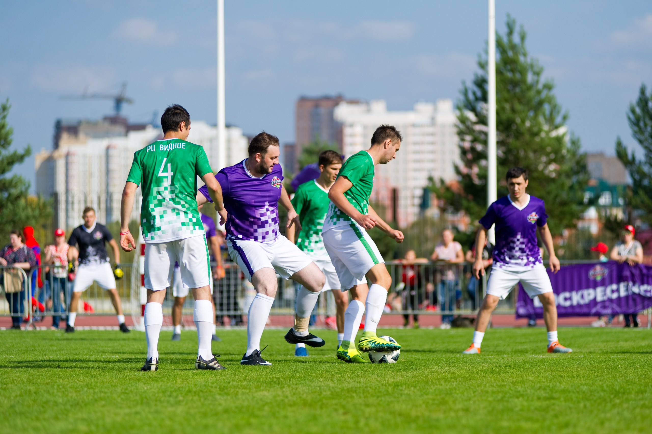 Турбофутбол (корпоративное соревнование «Пятерочки»). Репортажный фотограф и видеограф Слава Думчев. Тимбилдинги, отчетники, корпоративы