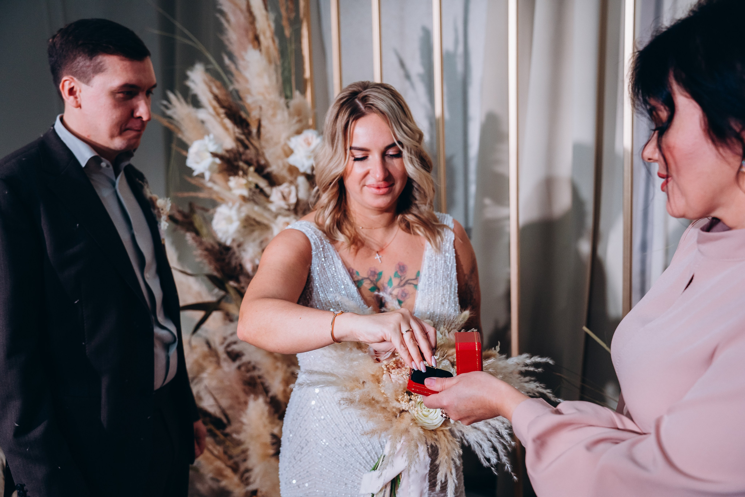 Родители поздравляют молодоженов — трогательные моменты семейного праздника, запечатленные фотографом в Москве.