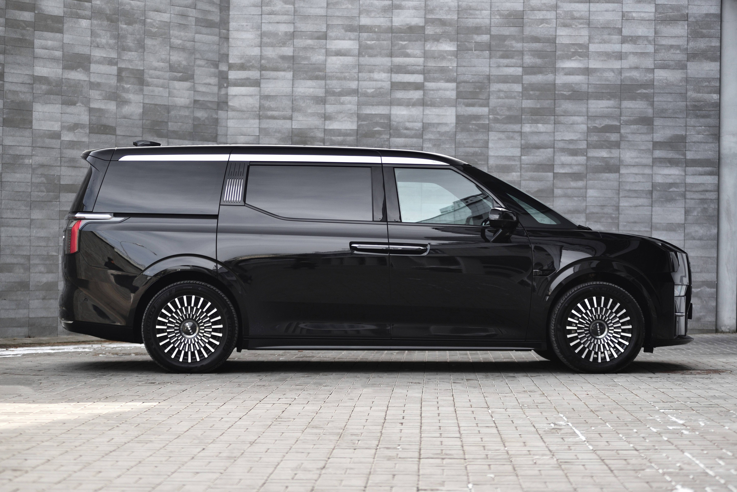 Zeekr 009. Автомобильный и интерьерный фотограф в Минске Александр Тагаев