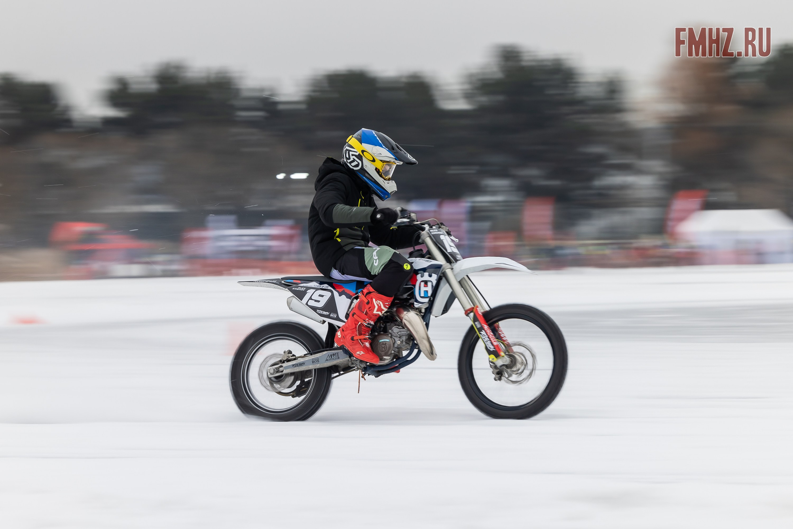 Первый этап Кубка МФР по мотокроссу на льду Большого Крылатского пруда в Москве. 8 февраля 2025 г. Фотограф Владимир Охрименко