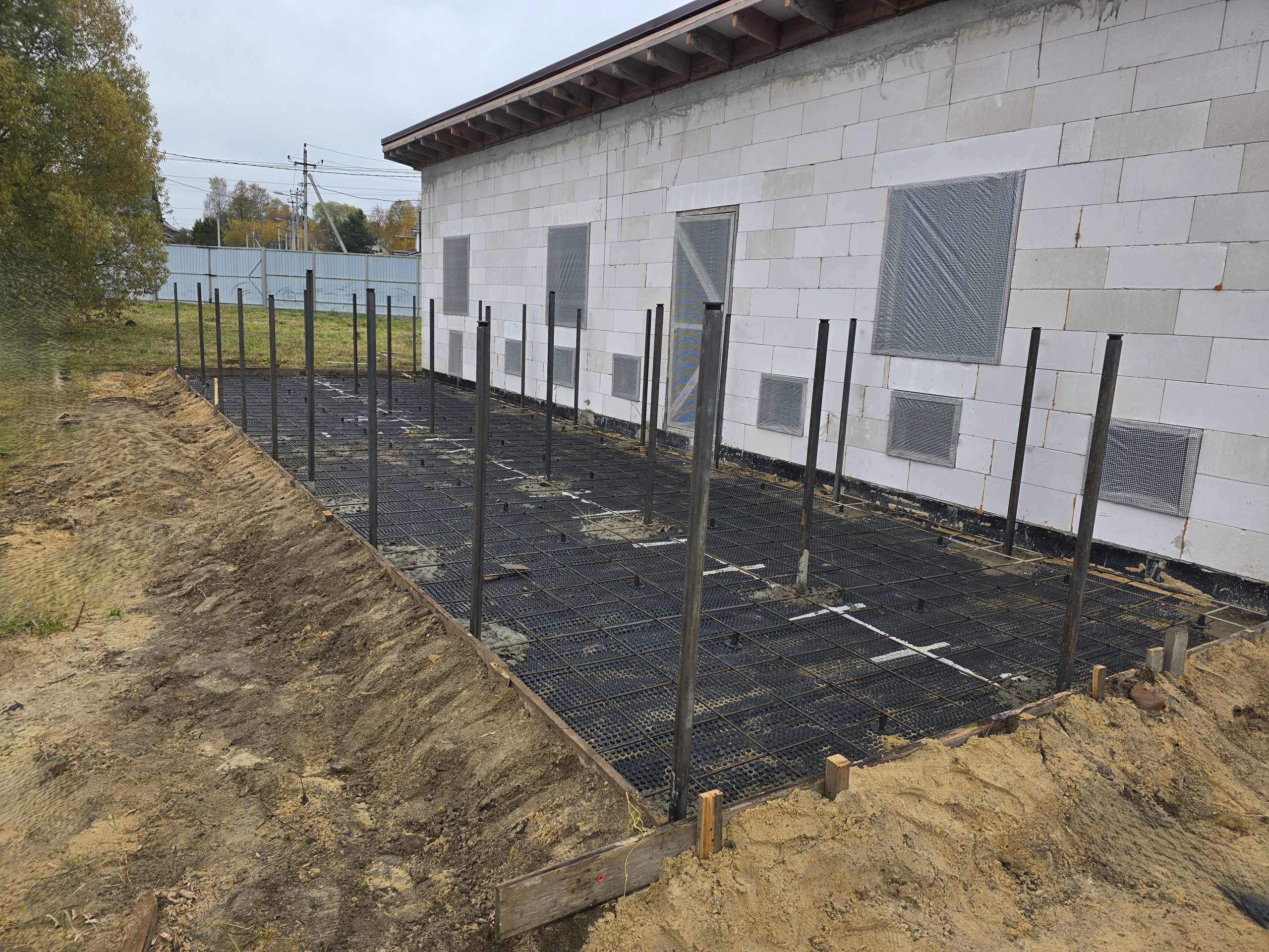 Установка стоек для ограды 