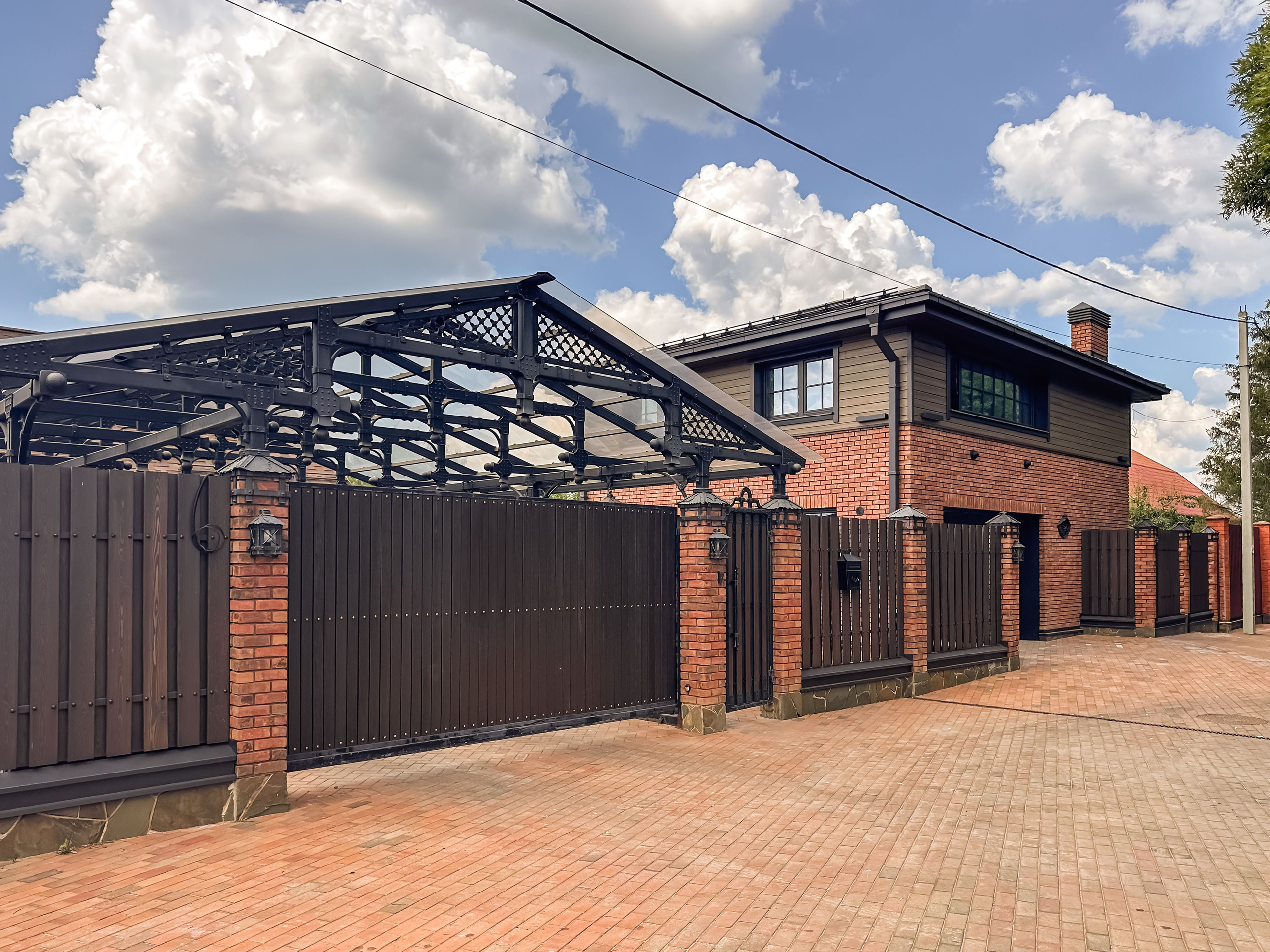 Готовый двухэтажный гараж в стиле Лофт — сочетание кирпича, дерева и металла. Современный дизайн, функциональность и эстетика во всём.