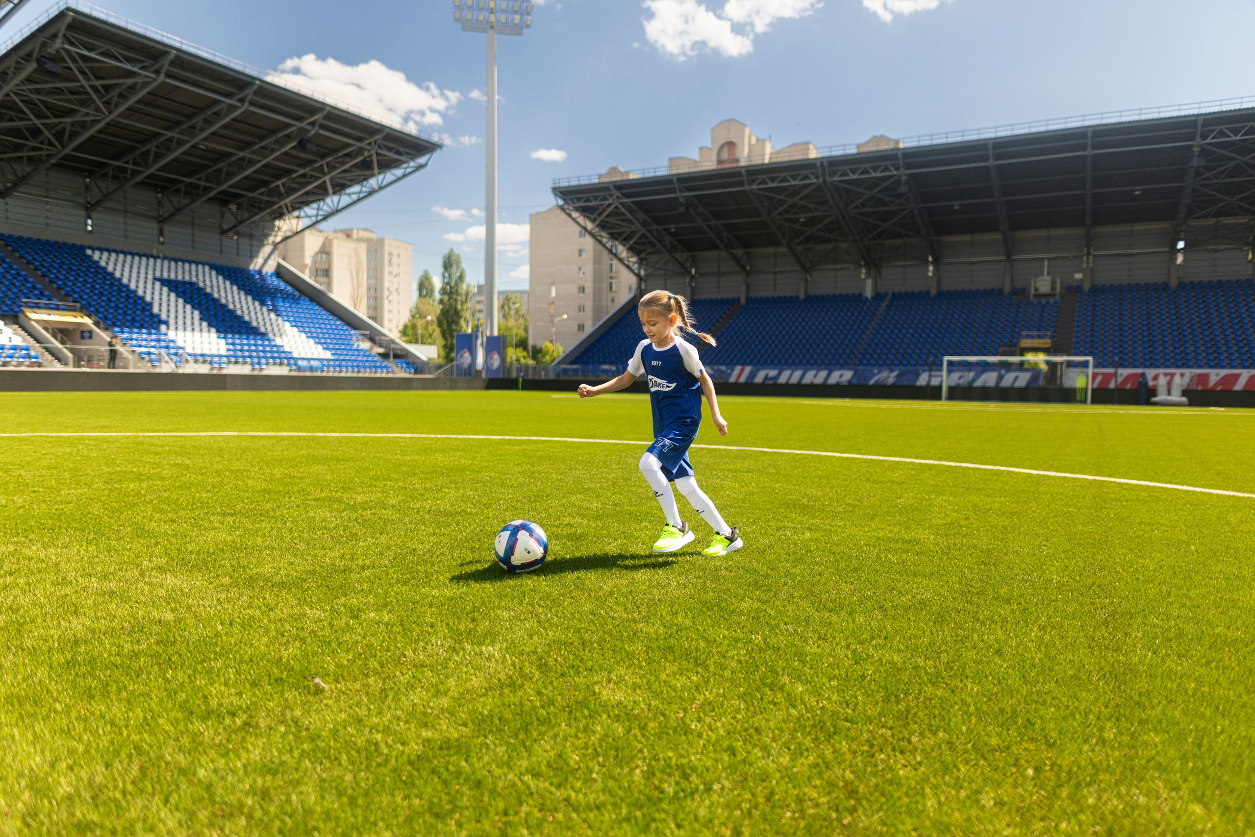 Детский портрет с Алисой на футбольном стадионе. Дмитрий Шульгин, портретный фотограф в Воронеже