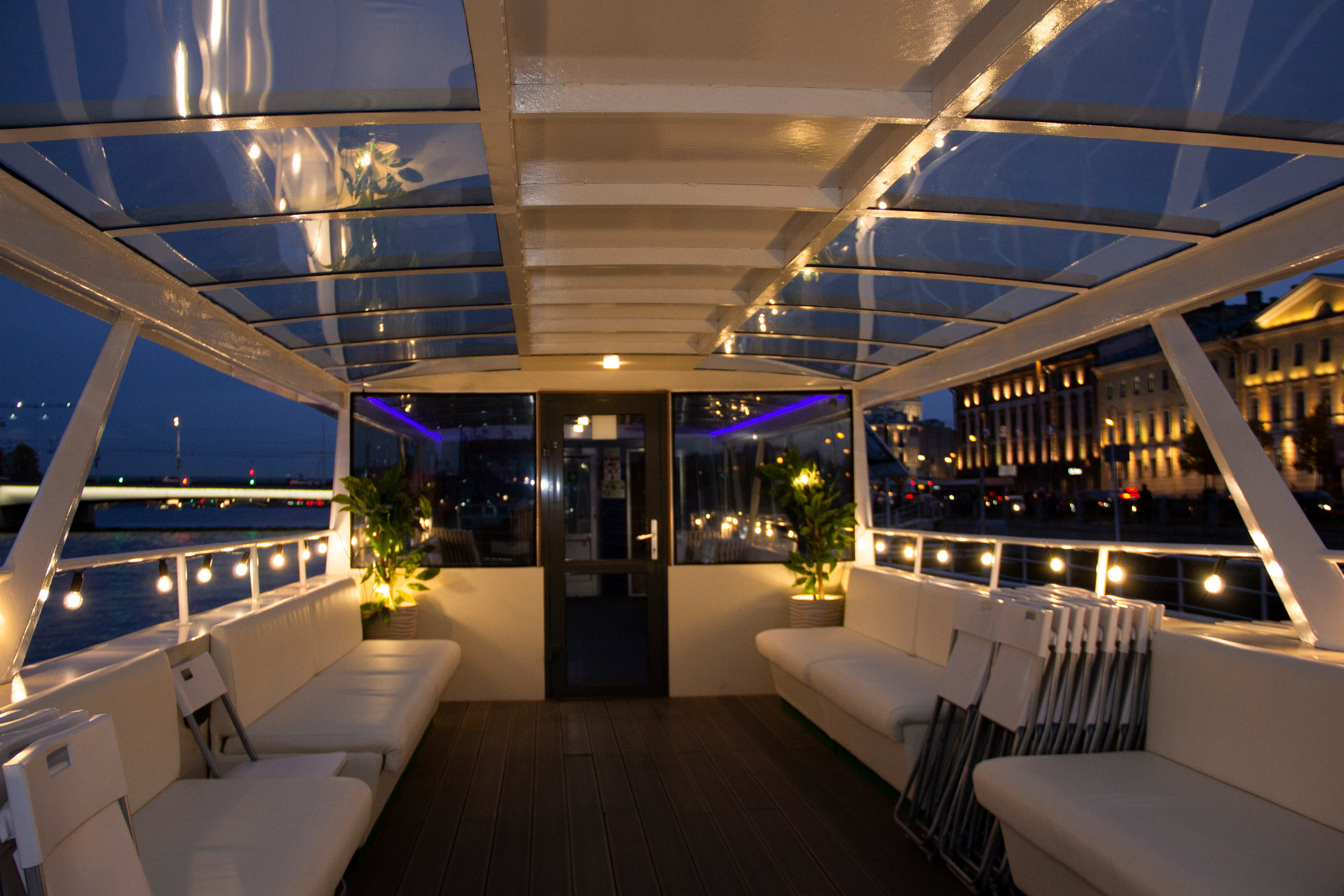 Съемка для сайта аренды катеров в Санкт-Петербурге, подготовка к свадебной прогулке по рекам и каналам. Фотограф в Санкт-Петербурге Смирнова Диана