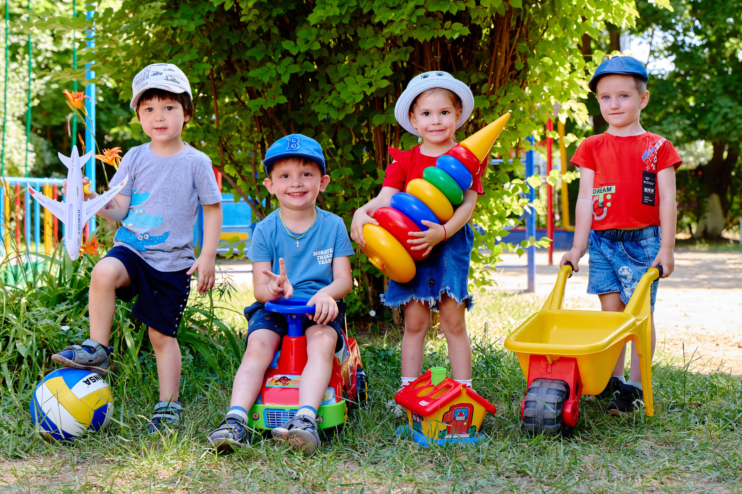 Пример летней съёмки в детском саду № 92 младшая группа Ромашки. Фотограф Выпускные альбомы Таганрог Сергей Коробченко