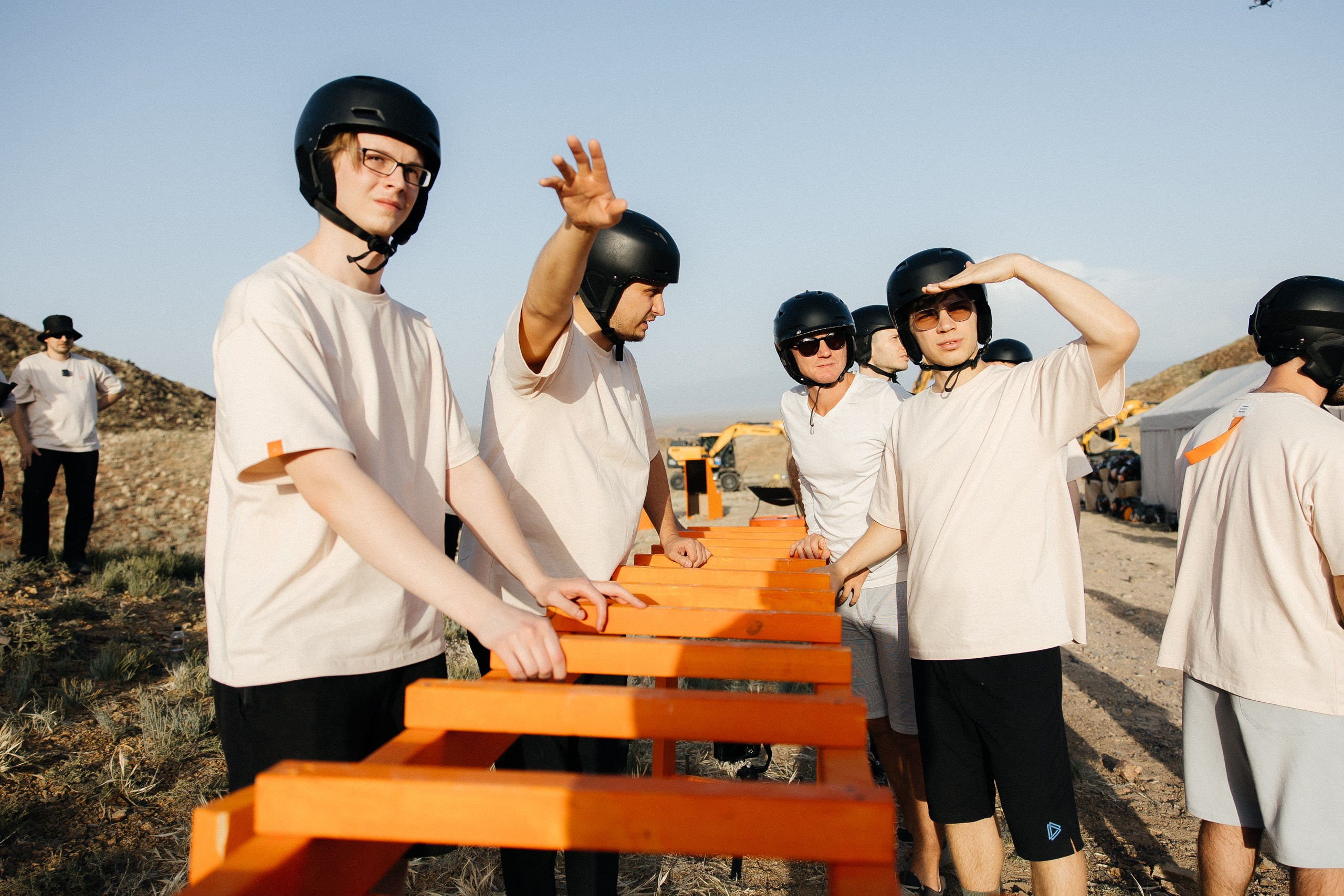 Здравствуйте! Я свадебный фотограф из Ульяновска, работаю в том числе по всей России и с выездом за границу. Снимаю свадьбы, lovestory, корпоративы, светский репортаж. Провожу обучение по фотографии, мастер-классы и воркшопы для других фотографов.