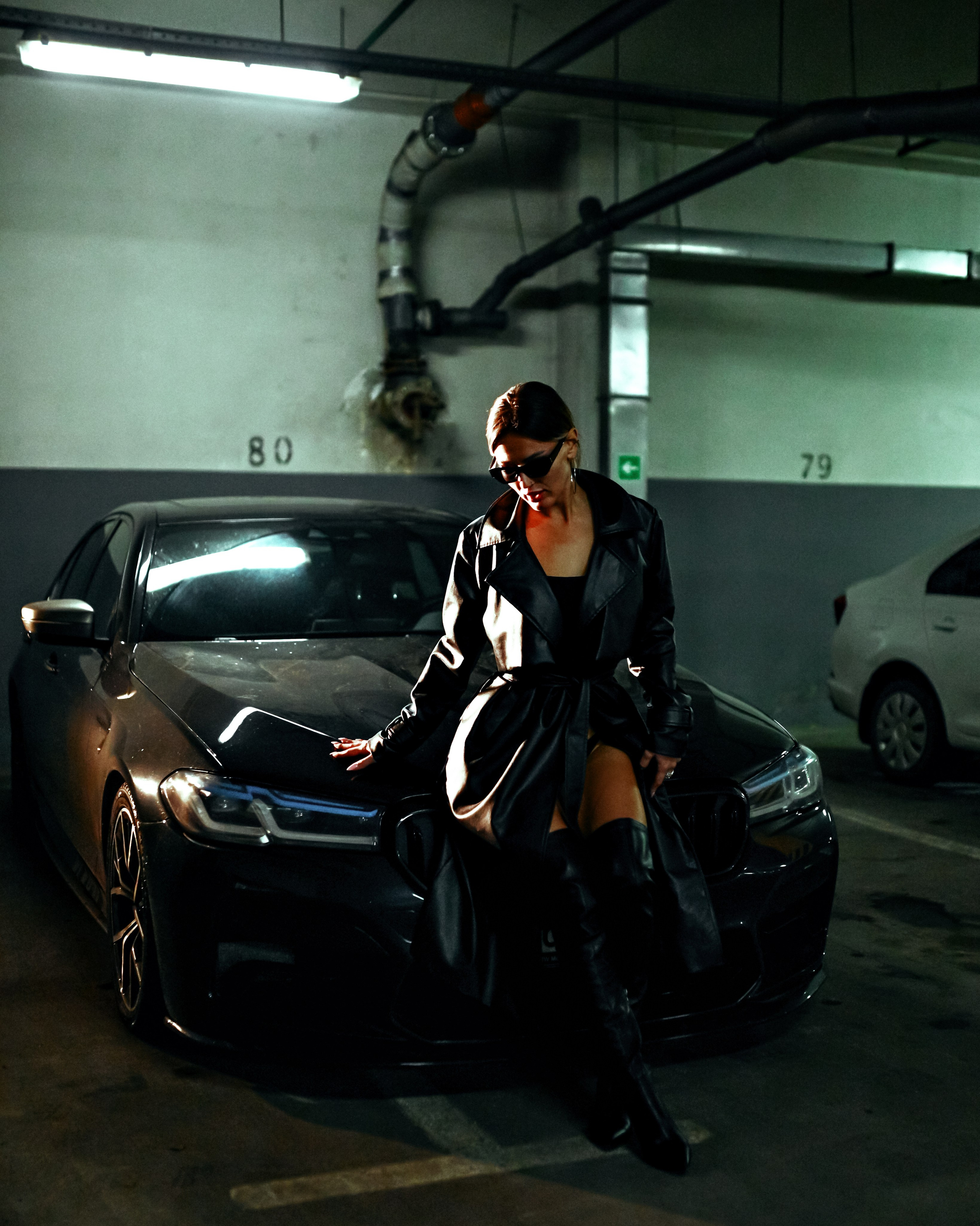 Фотосессия в белье на парковке с машиной Витебск