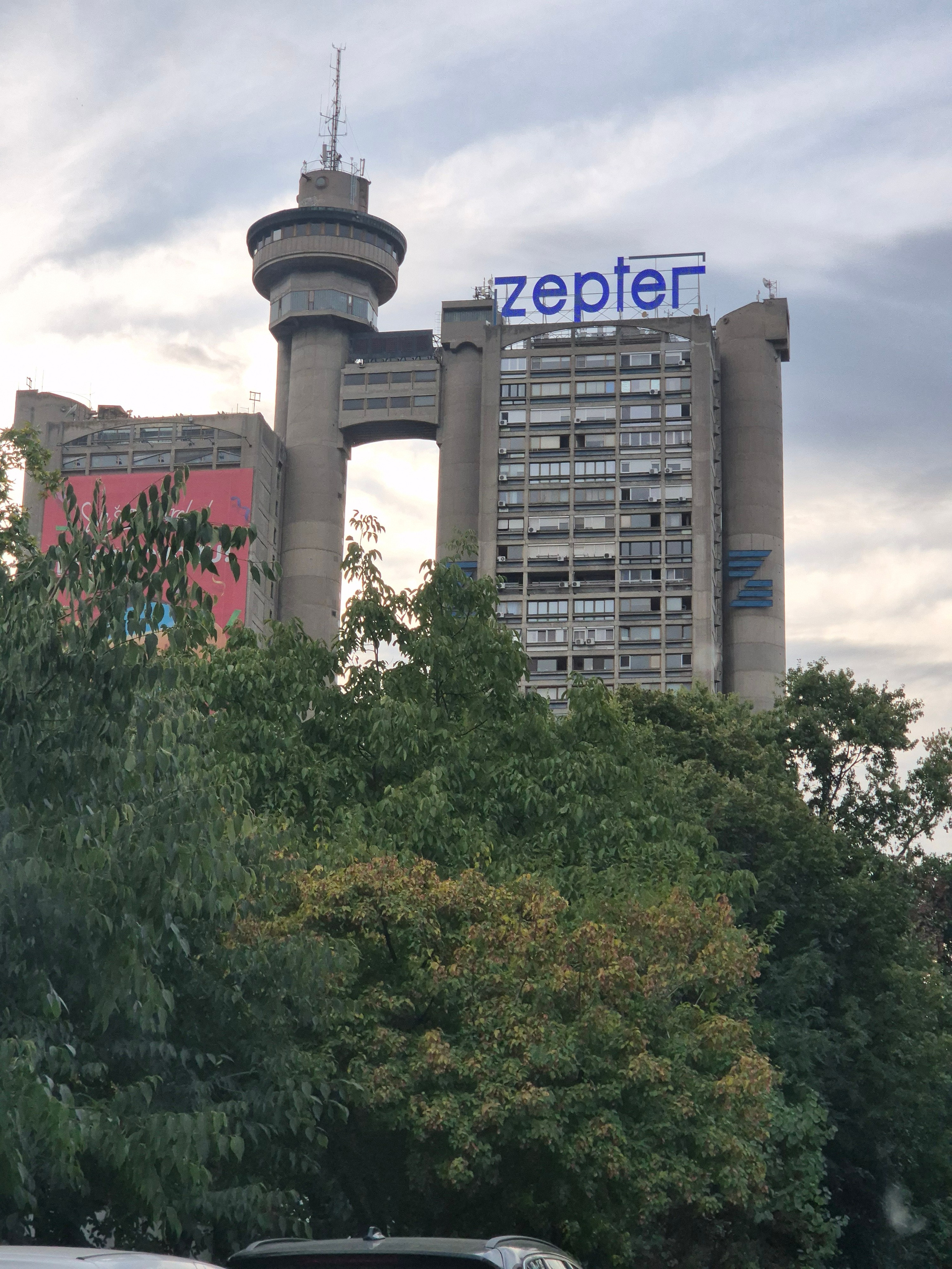 Башня Генекс или Западные ворота Белграда - 35-этажное высотное здание. Расположено на улице Народных Героев, в районе Нови Белград. Его высота составляет 119 метров