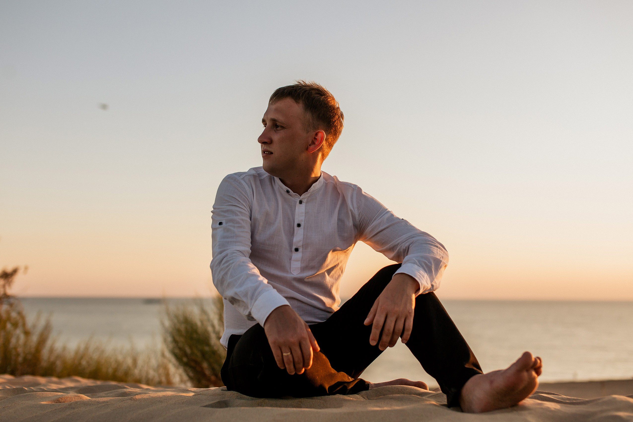 Свадебная фотосъемка «без галстуков» в песках Джемете