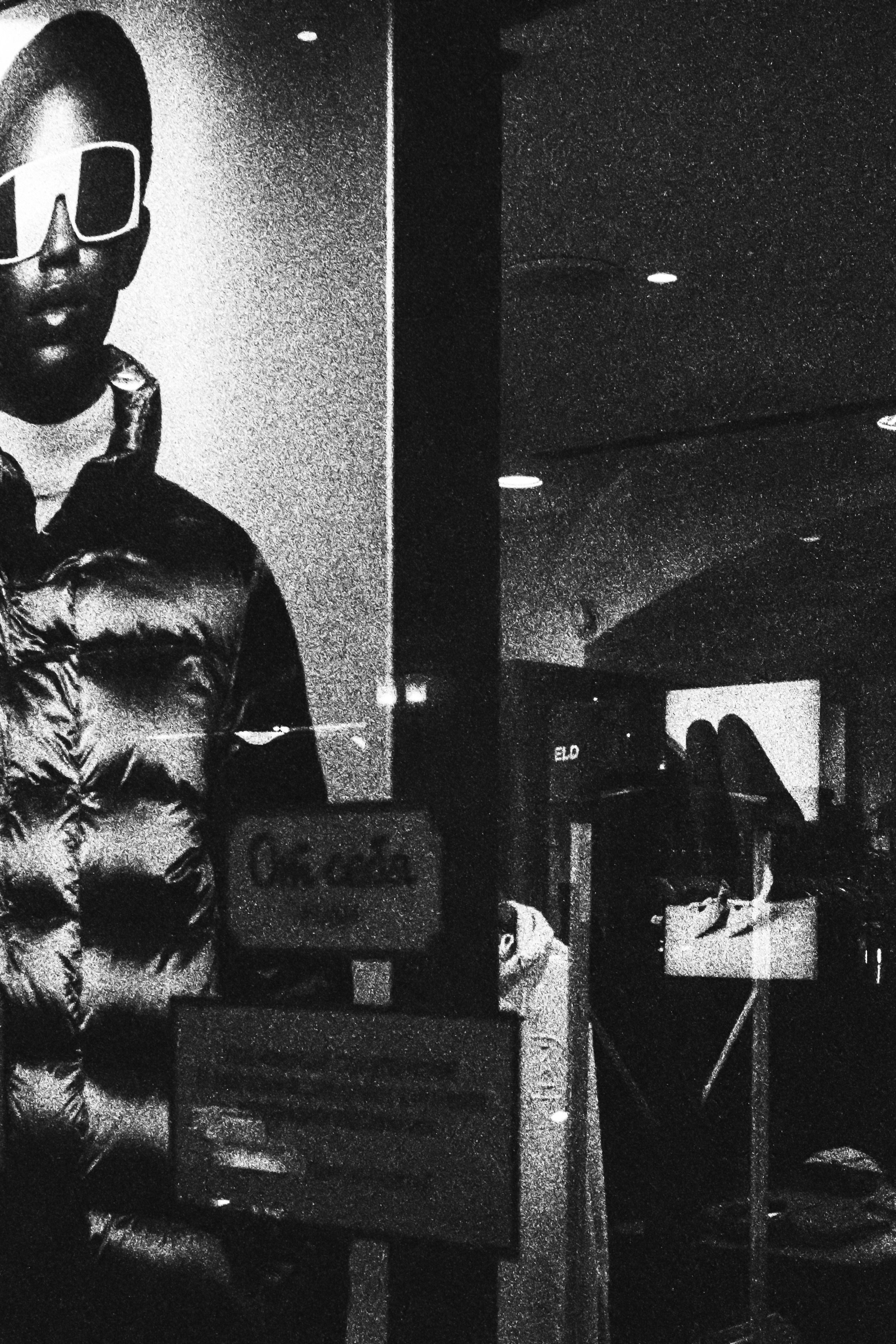 Рекламный постер в витрине ГУМа