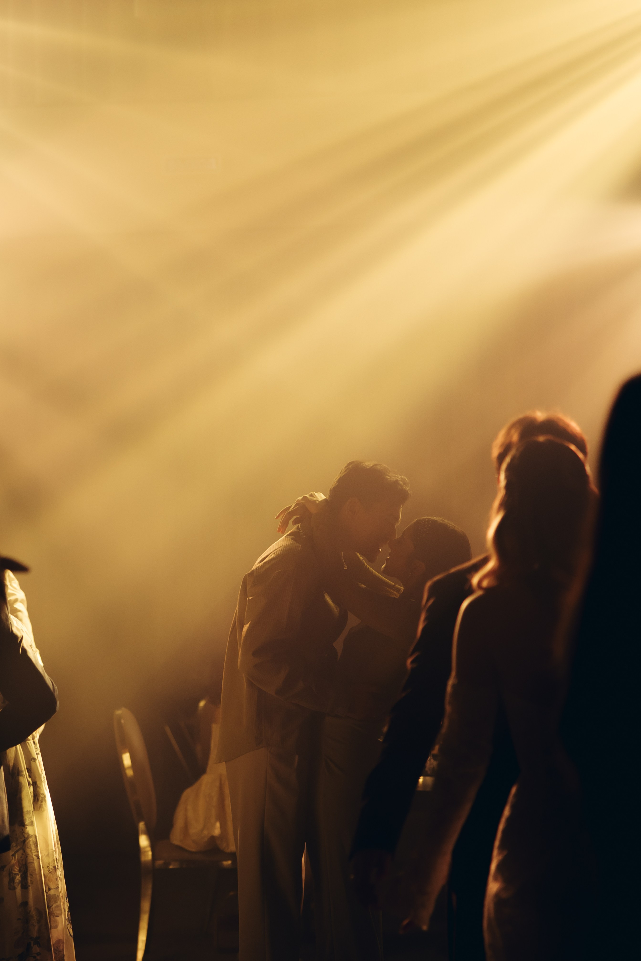 Таня и Тимур, утренние сборы в квартире и свадебный ужин. Фотограф любви в городе Казань