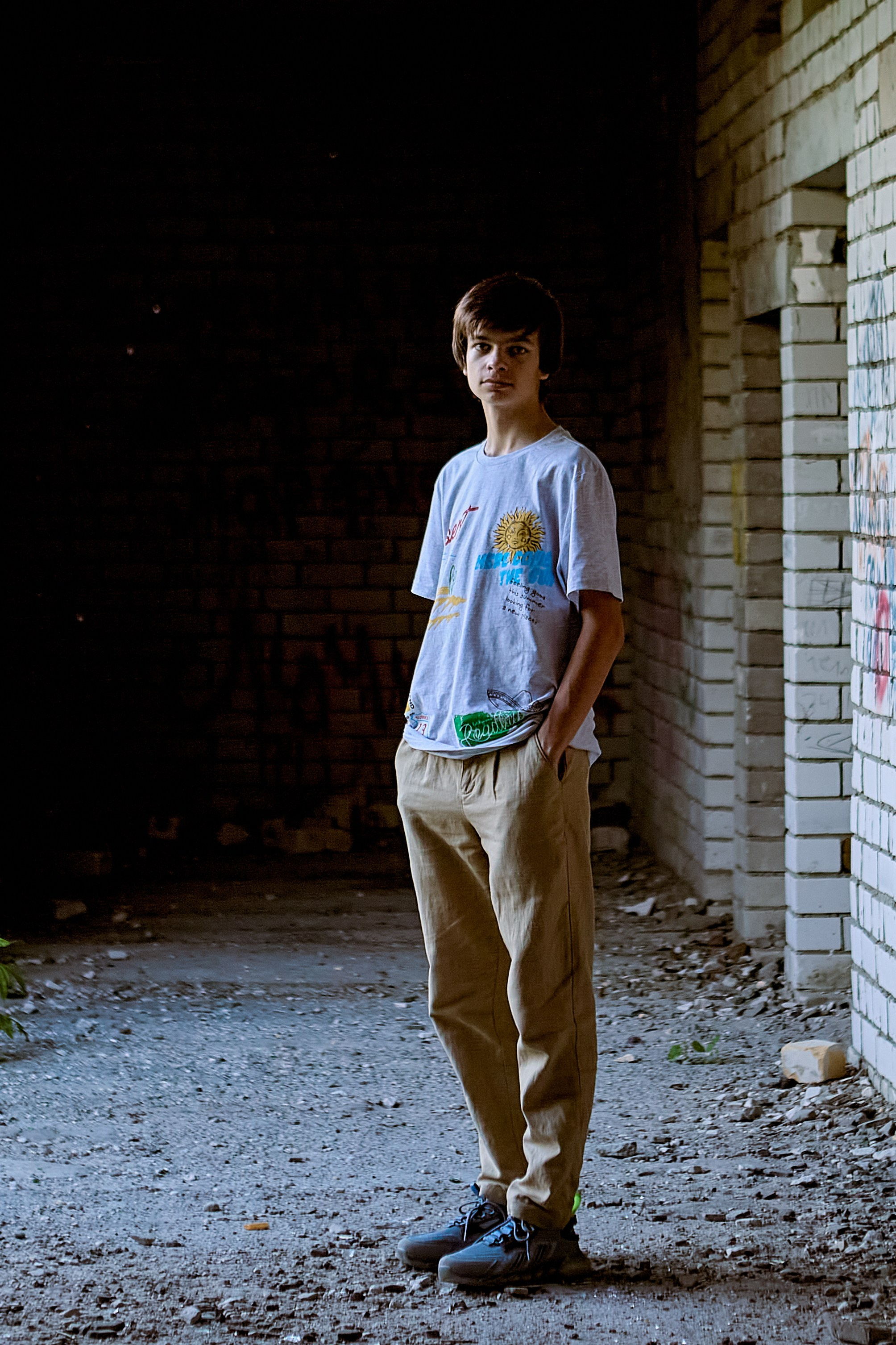 Заброшенное здание фотосессия мужской портрет