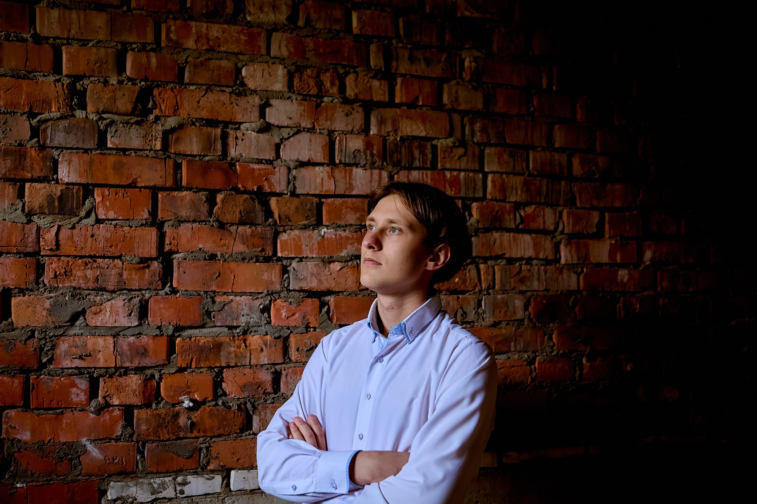 Мужской портрет в заброшенном здании