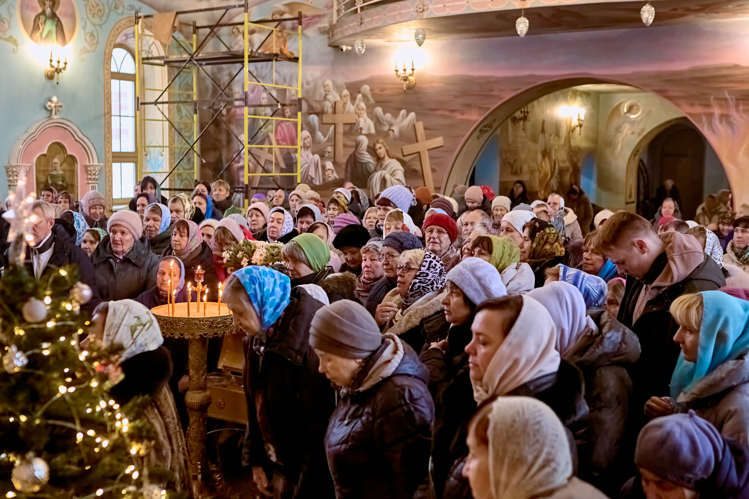 Прихожане храма Святаго Преподобного Серафима Саровского слушают проповедь