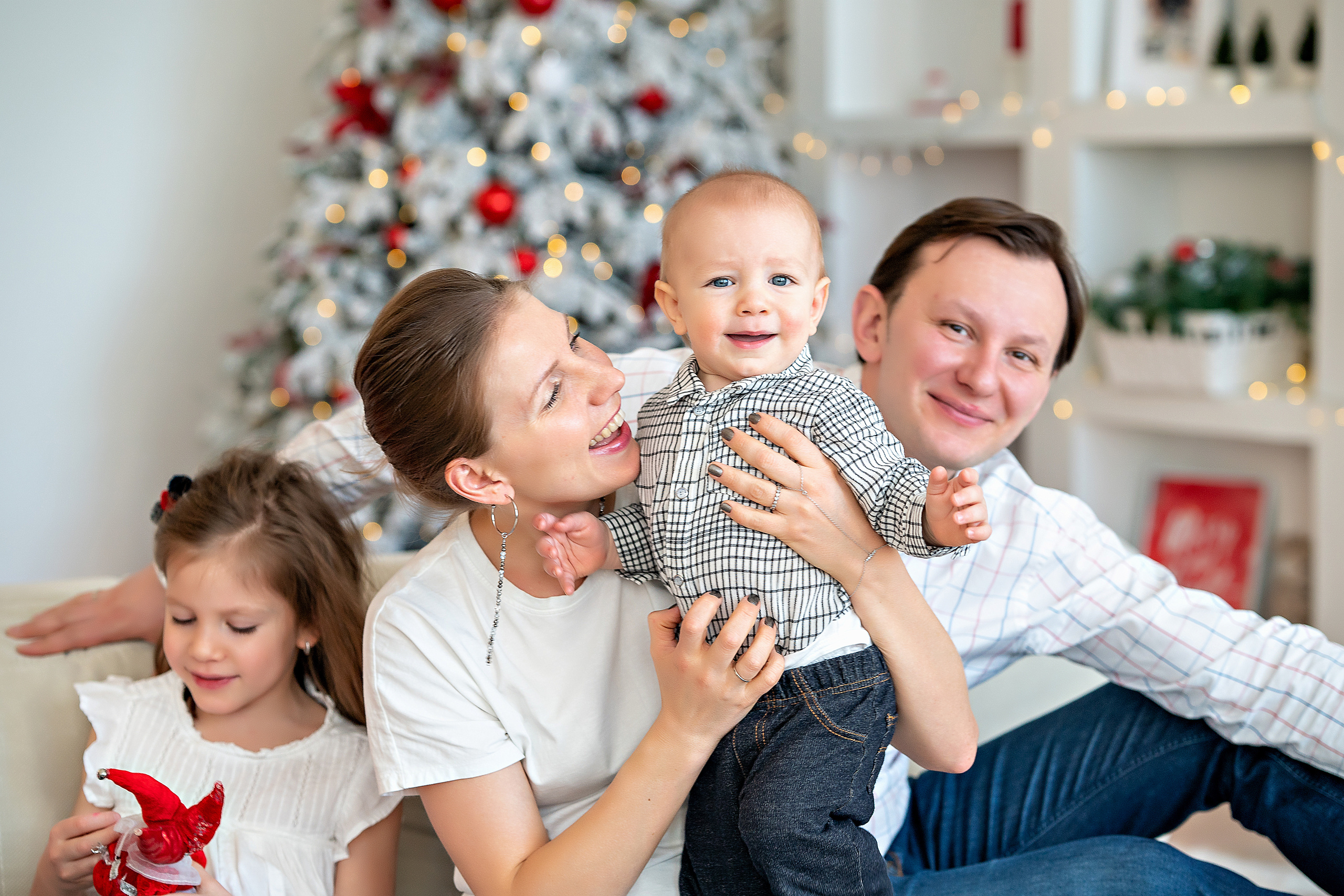 Новогодняя студийная съемка семьи Сергея, Кристины и их деток. Фотограф на Крещение и Венчание в Красноярске Рамазанова Юлия