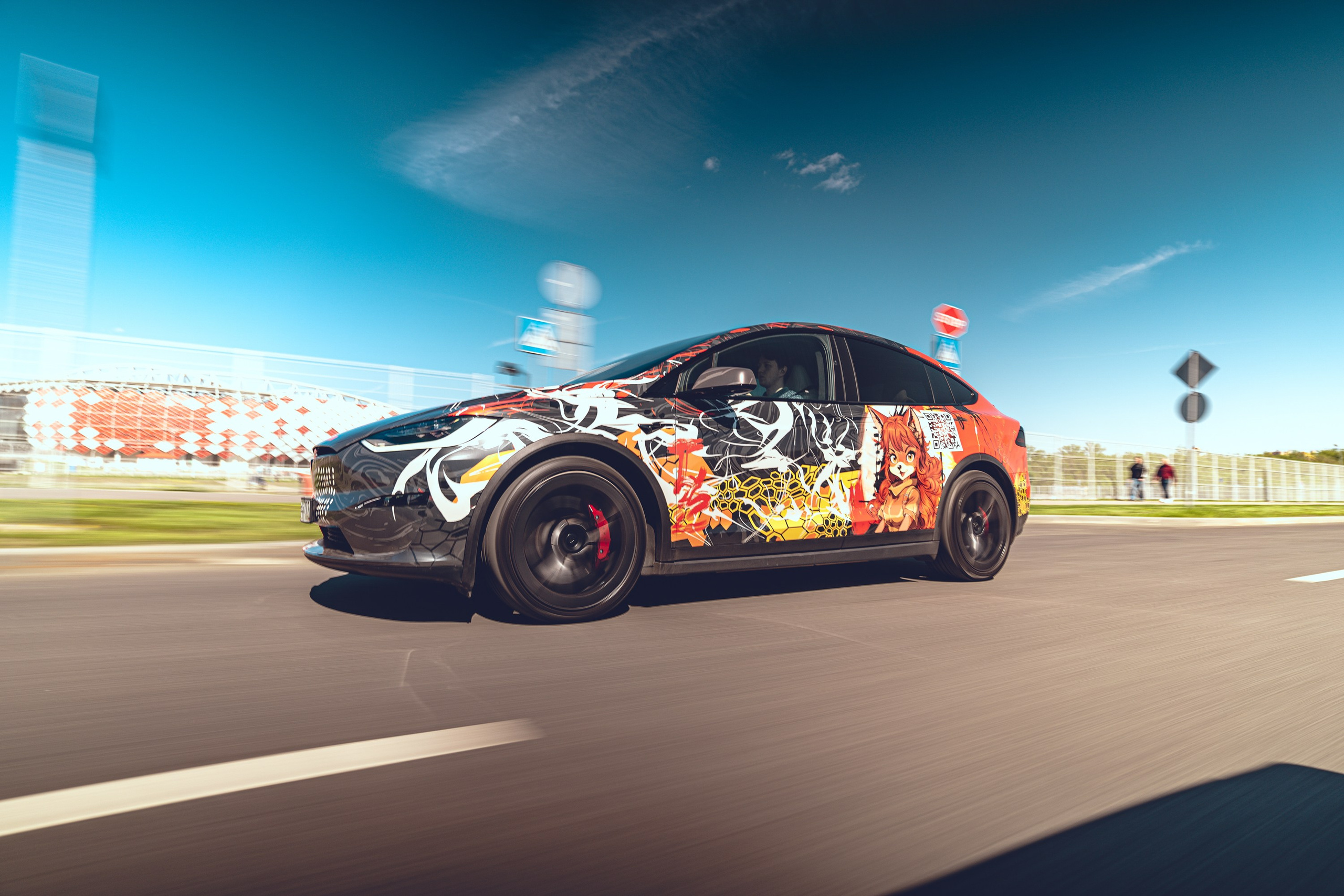 Винилография на Tesla Model X Plaid. Студия дизайна и оклейки авто Barmaley Design