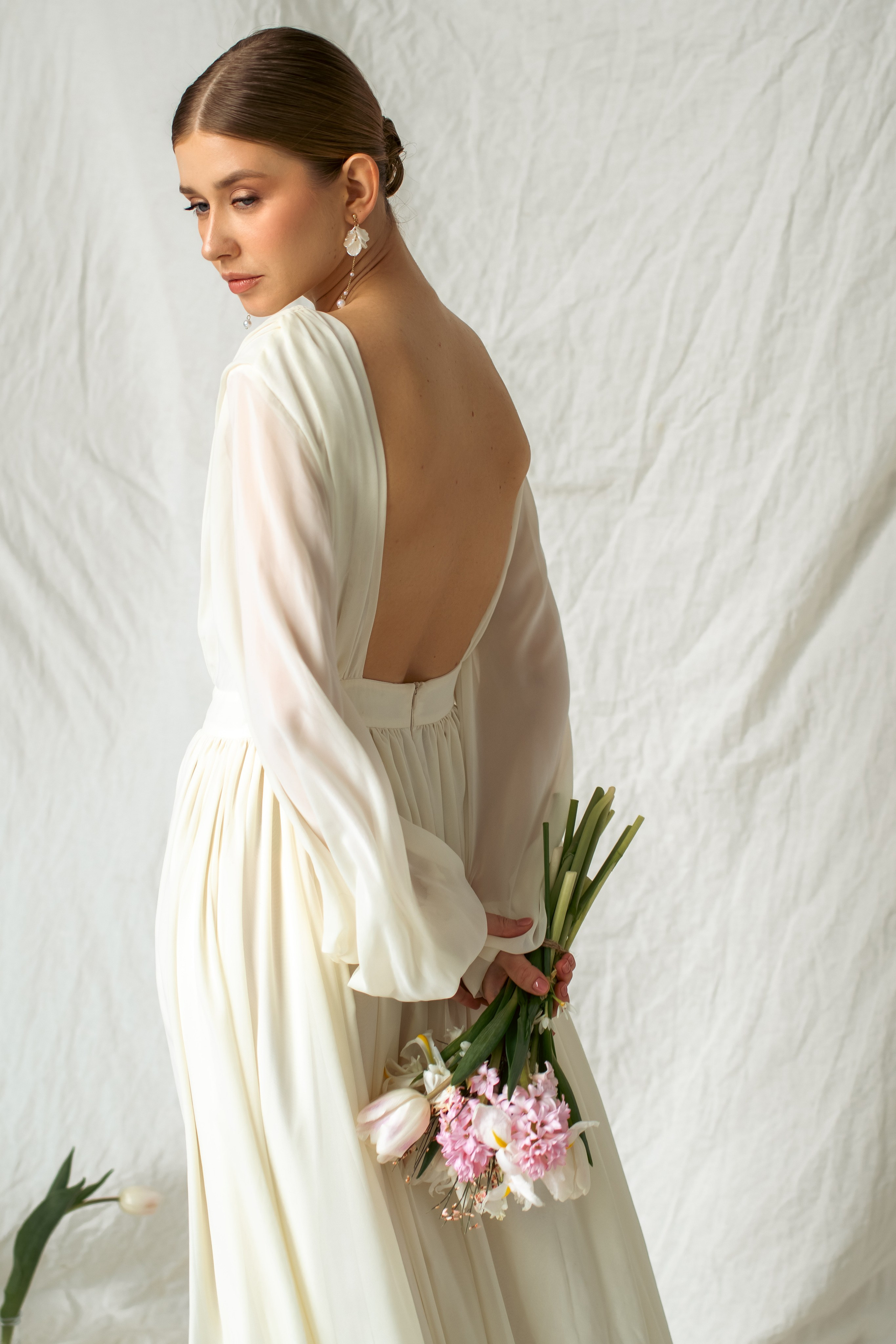 Весенняя фотосессия с цветами, модель блондинка, фотограф москва, цветочная фотосессия, фотограф недорого, фотограф тфп, летящее платье, фотограф истра