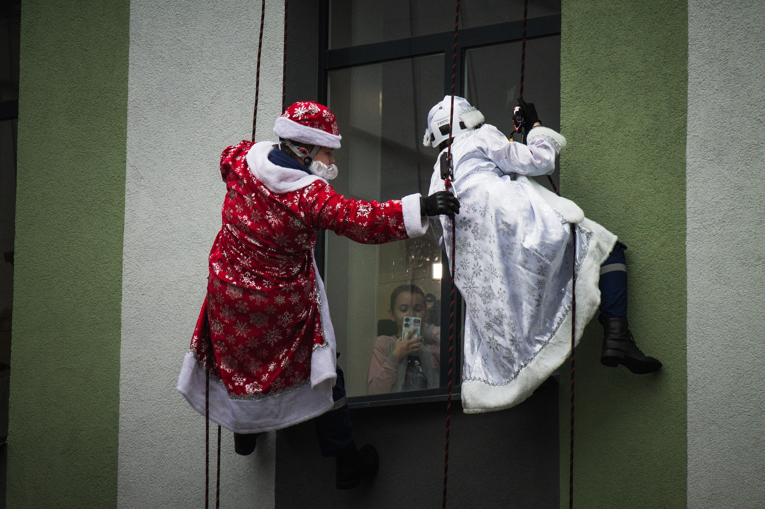 ВСКС. Десант Дедов Морозов. Илья Чемис — Фотограф в Мариуполе
