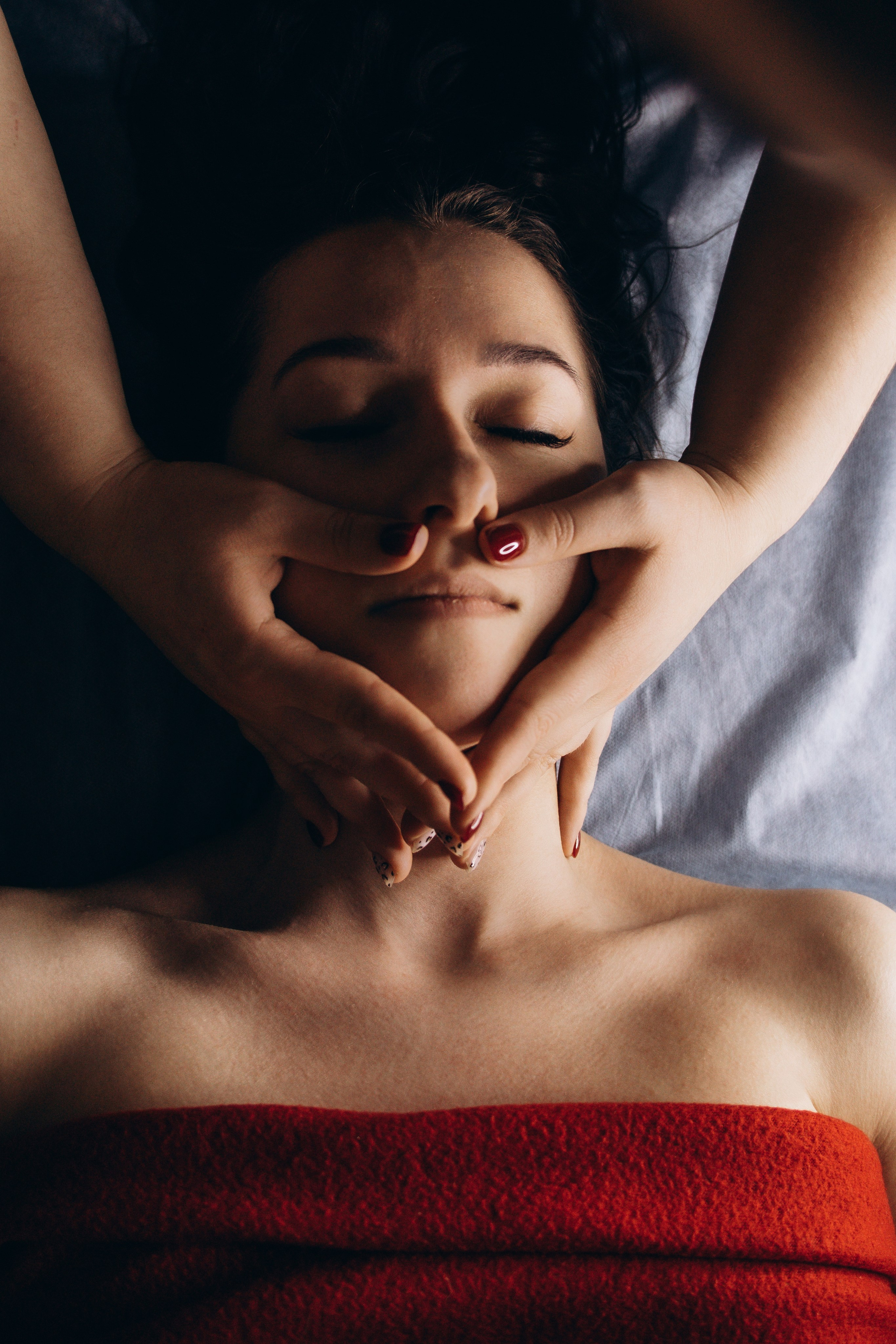 Массажист делает массаж лица - Курск