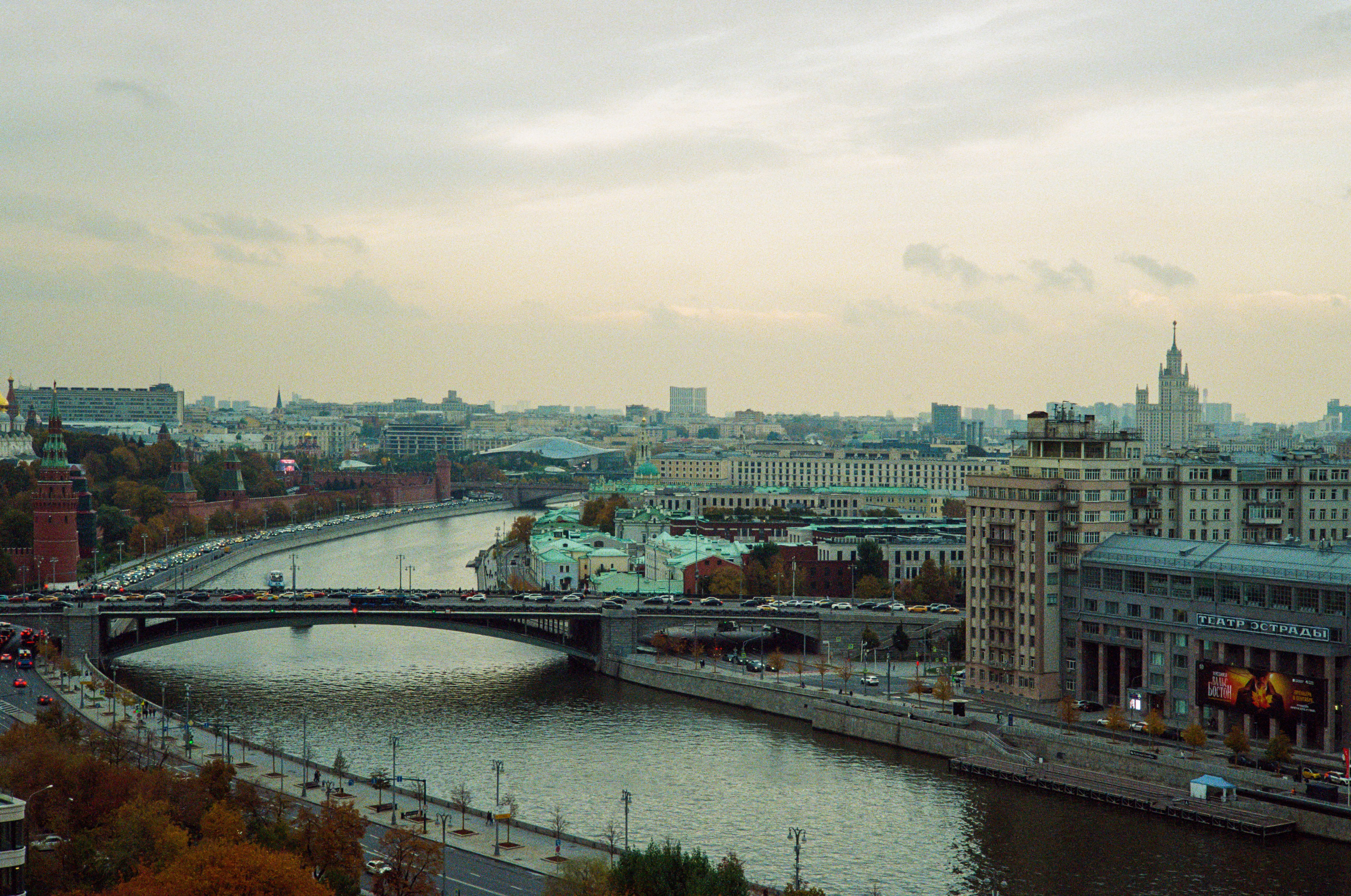 Вид на Москву и Кремль со смотровой площадки Храма Христа Спасителя