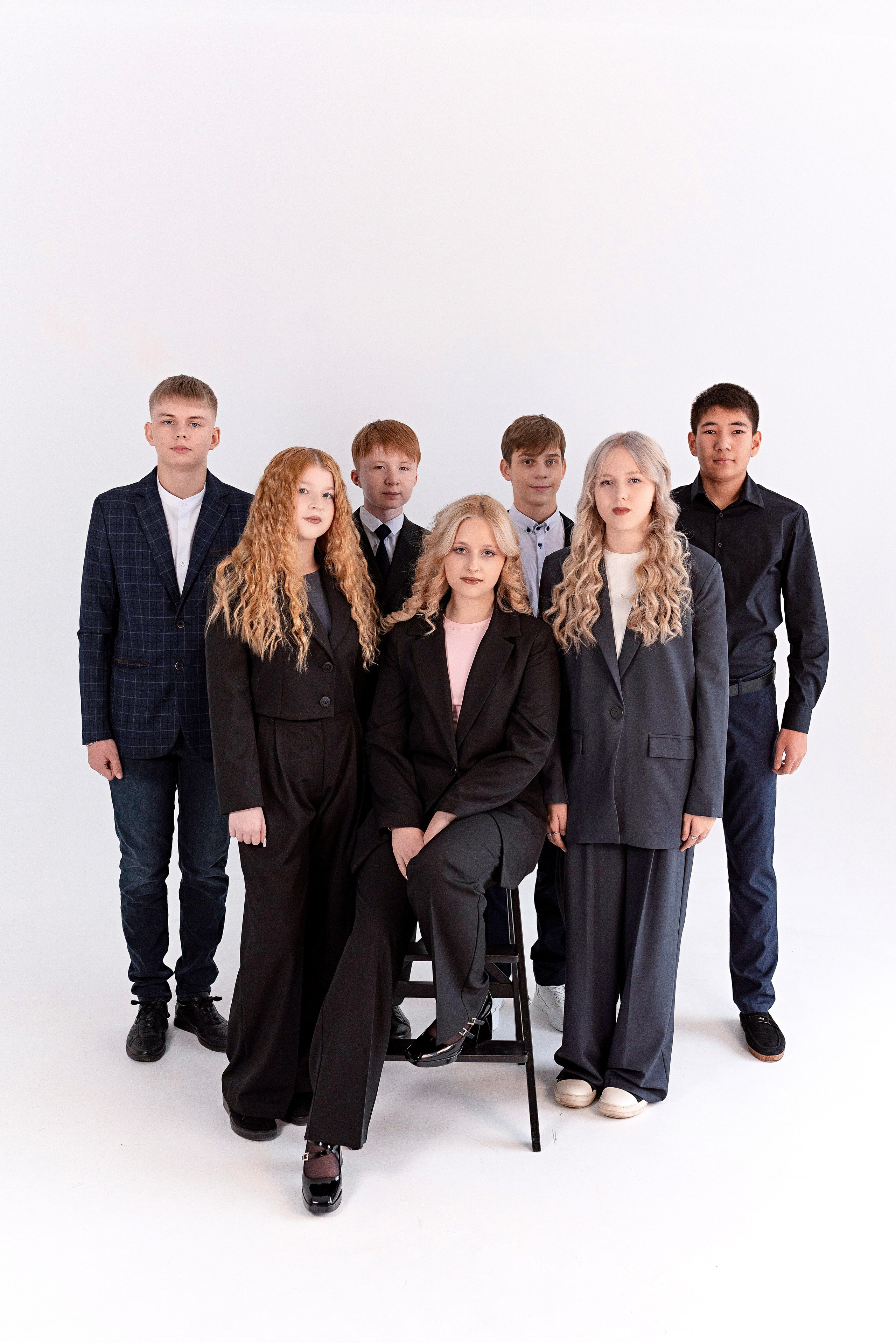 Фотосессия 9 класса в студии Circle для выпускных альбомов в Сургуте