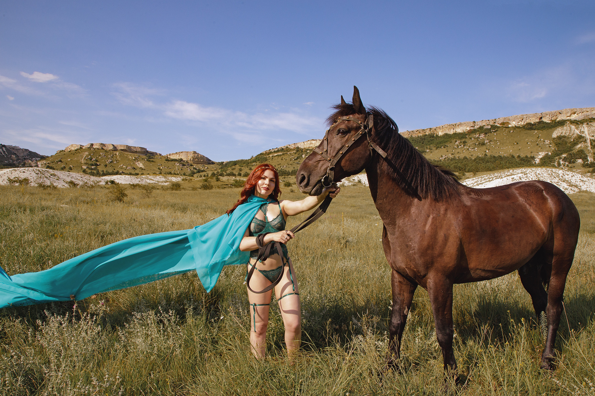 девушка амазонка с конем Белая скала