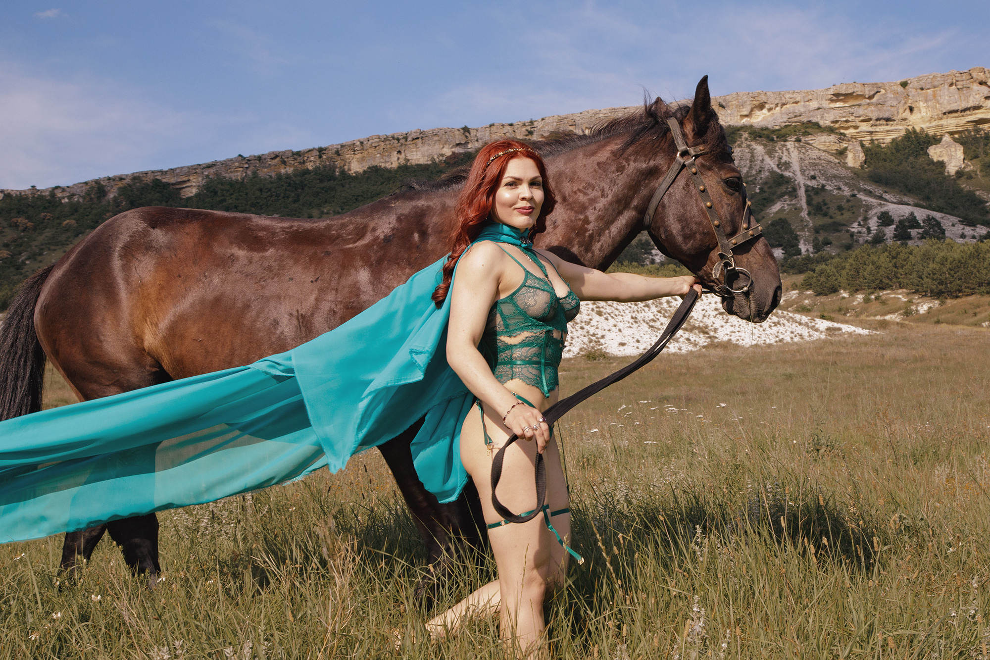 девушка амазонка с конем Белая скала