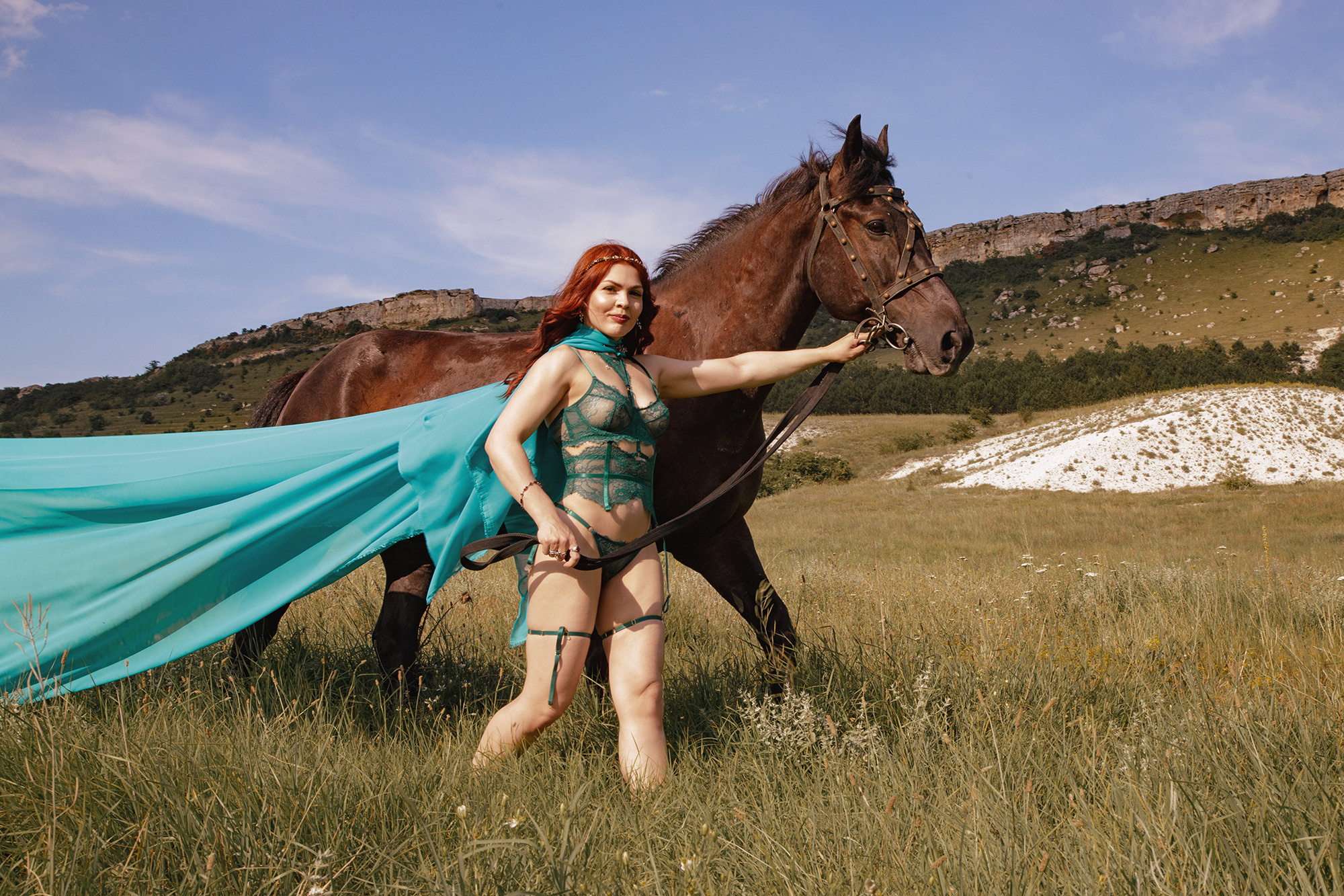 девушка амазонка с конем Белая скала