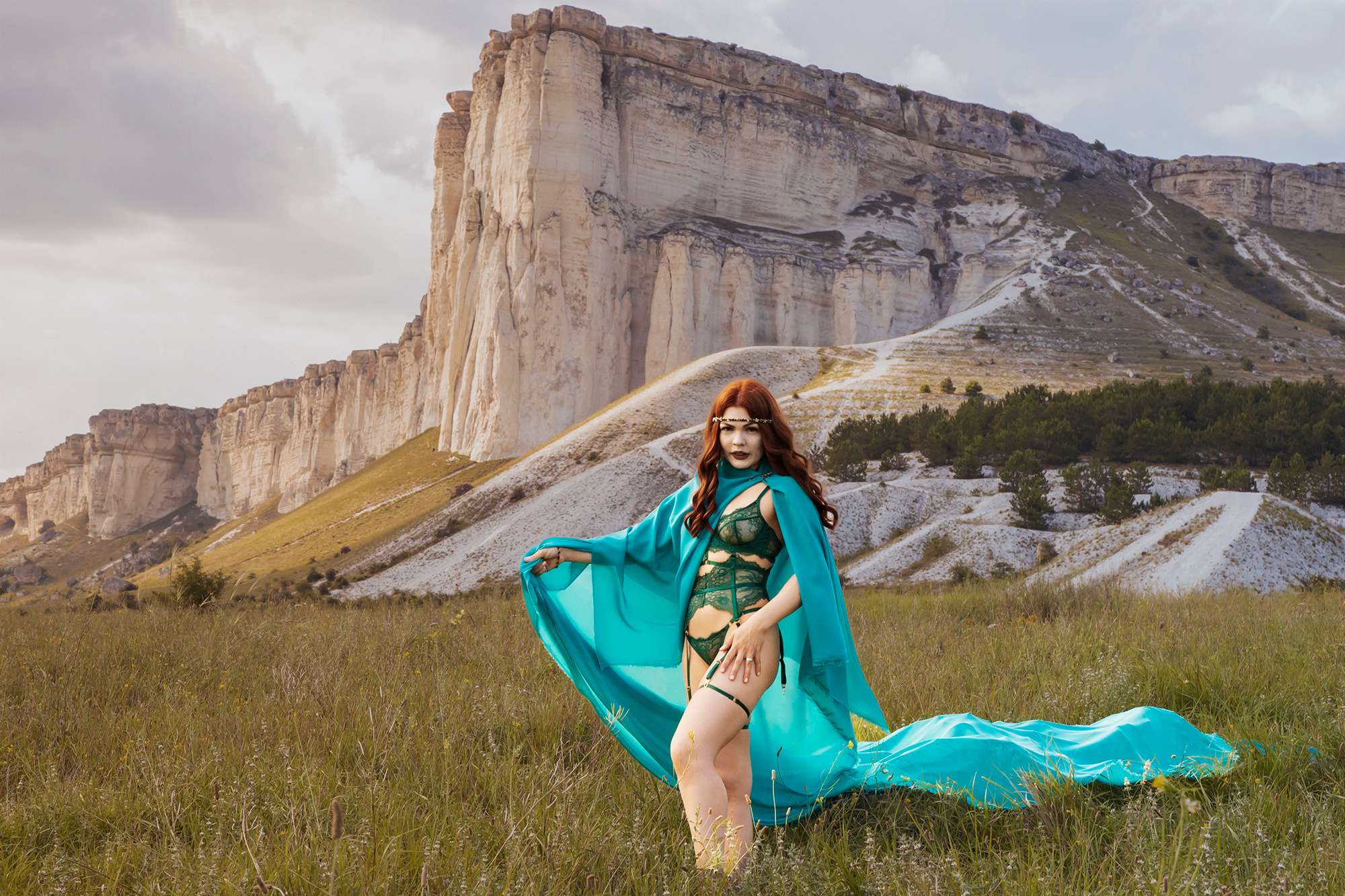 девушка амазонка Белая скала