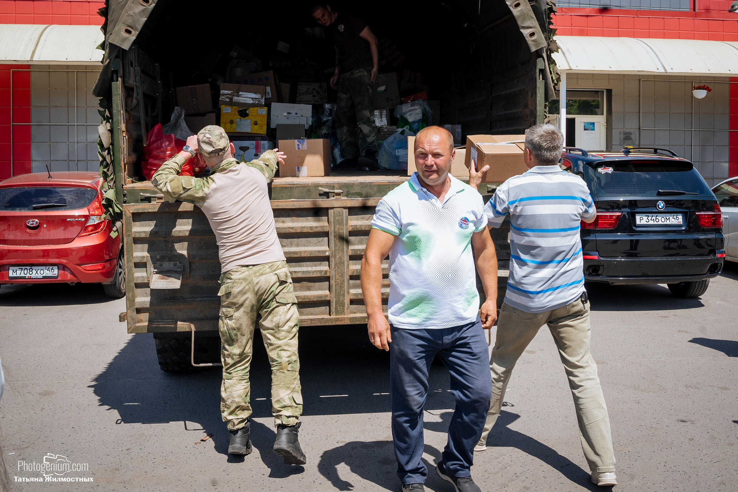 8 июня «Патриоты из Курска» сбор гуманитарной помощи у кинотеатра «Родина». Фотограф Нижний Новгород Татьяна Кейод
