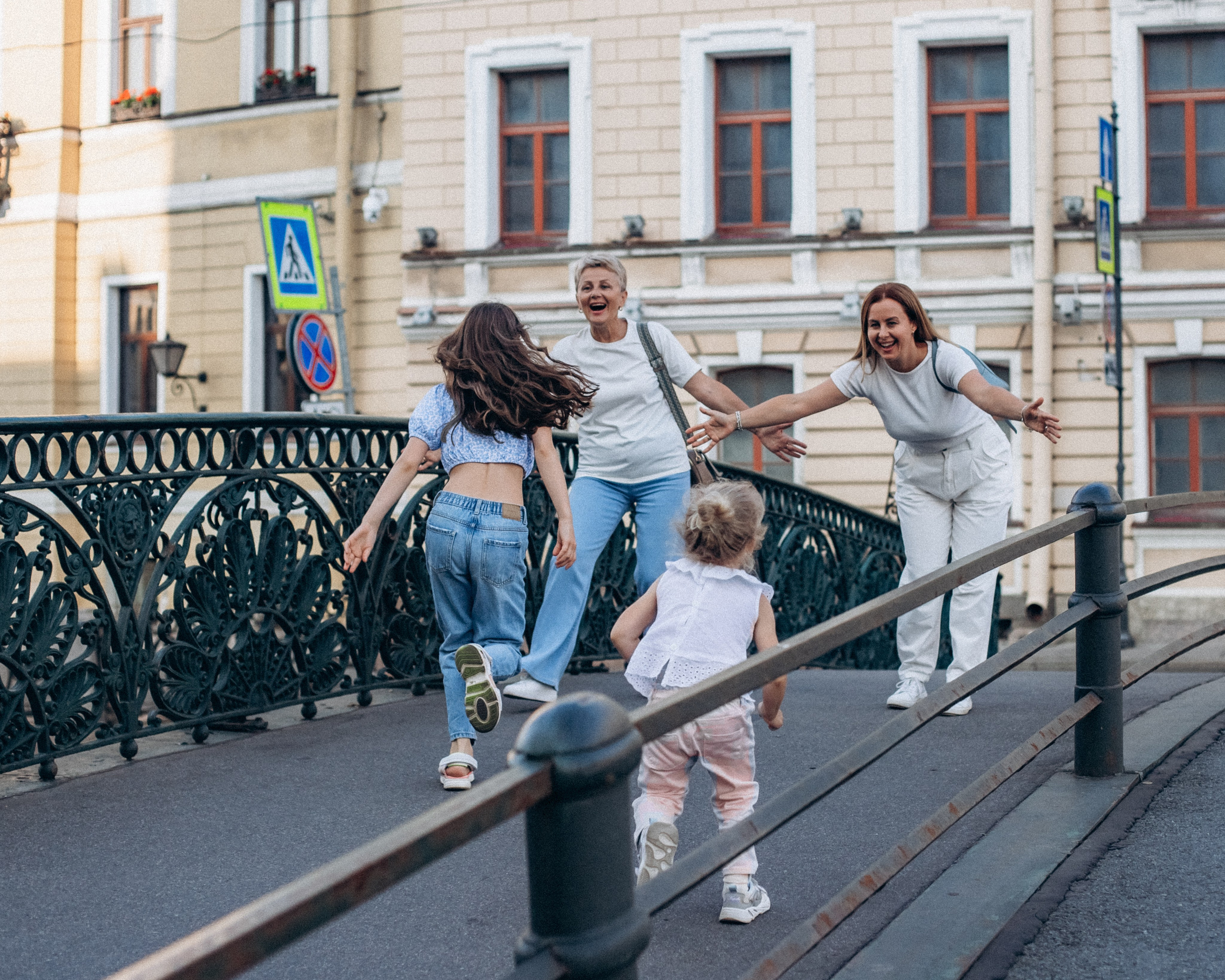 Дарья с семьей в июне. Фотопрогулка в Петербурге. Индивидуальный и семейный фотограф в Санкт-Петербурге
