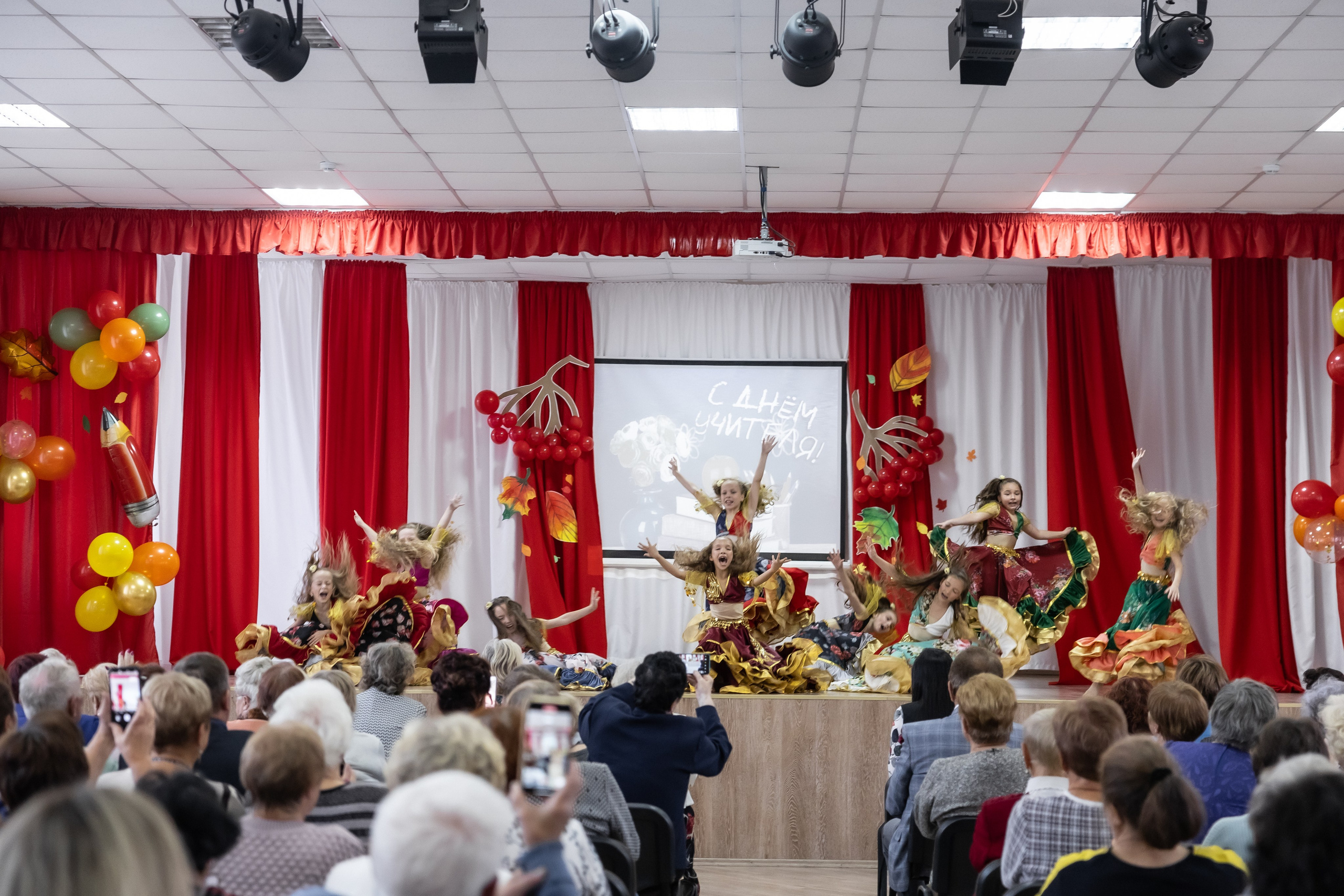 День учителя. Школа 31. Октябрь 2024. Свадебный и Семейный фотограф г. Ижевск Гульназ Солдатова. Гульназ фото