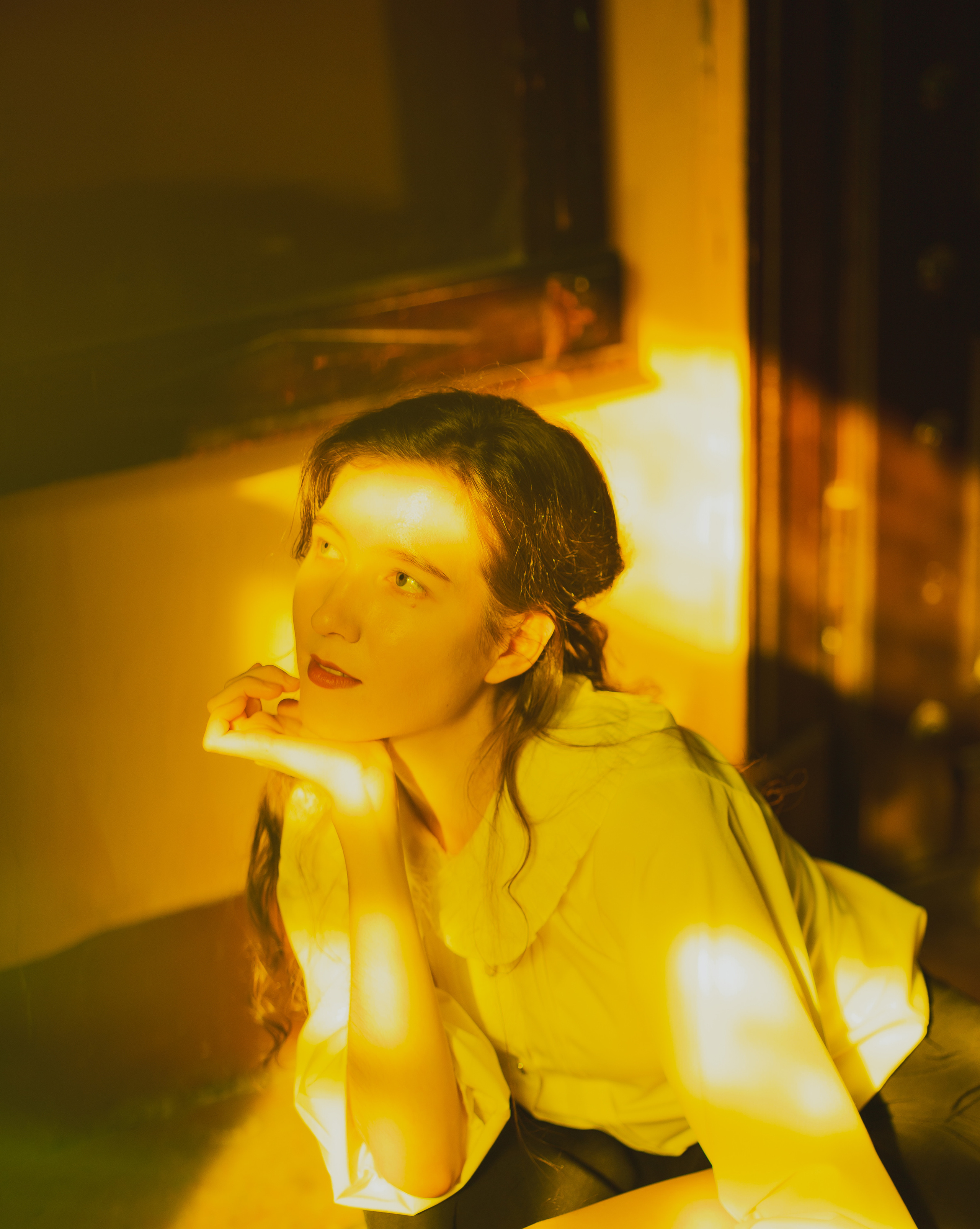 Красивая девушка в атмосферной фотосессии с киношными цветами и старинным зеркалом от AV | Alexander Veselkov - Photographer 