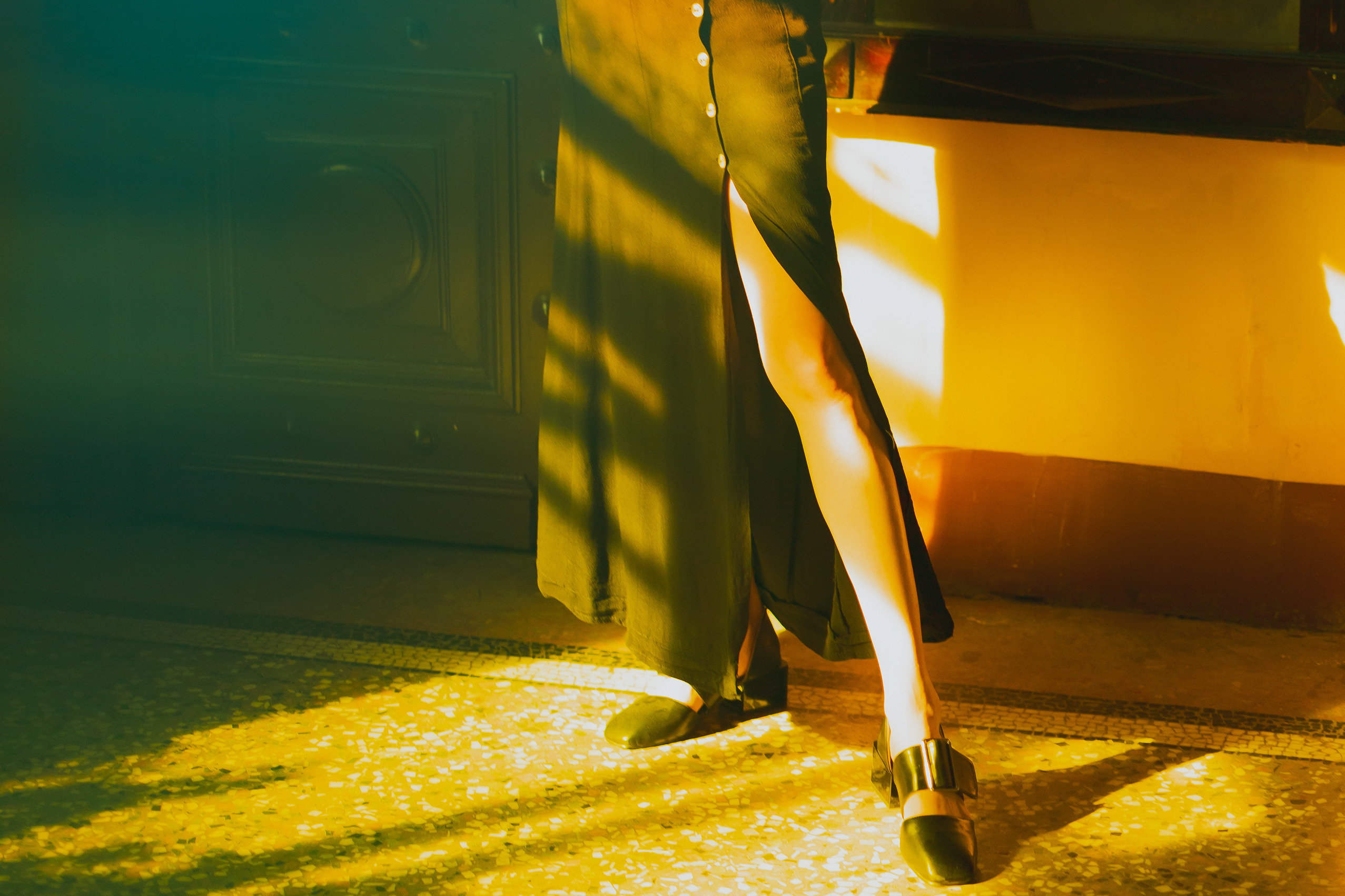 Киношные цвета и отражение старинного зеркала: фотосессия у окна от Alexander Veselkov - Photographer | AV