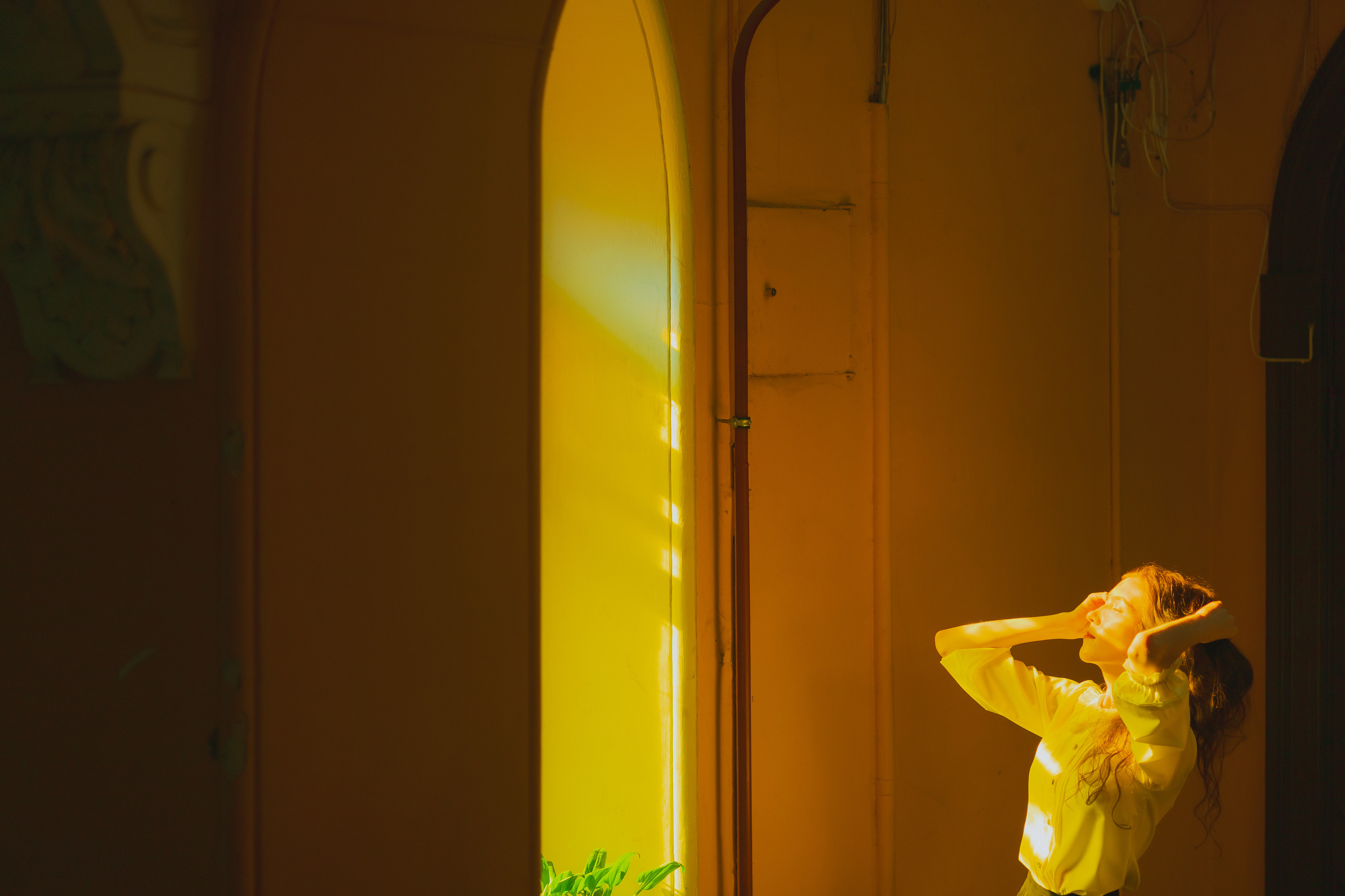 Киношные цвета и старинное зеркало: фотосессия у окна от Alexander Veselkov - Photographer | AV