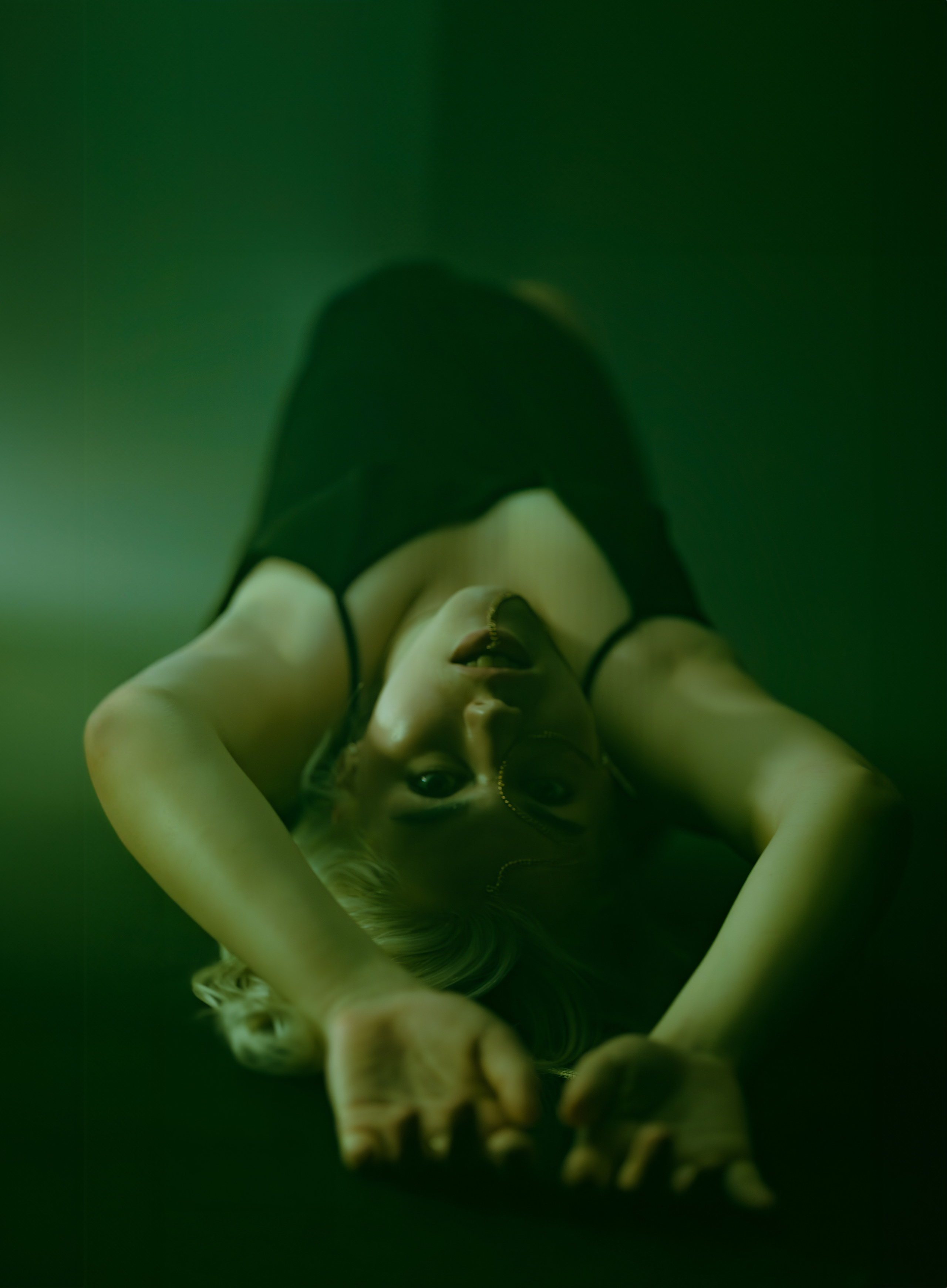 Блондинка с совершенной кожей на зеленом фоне. Alexander Veselkov - Photographer| AV