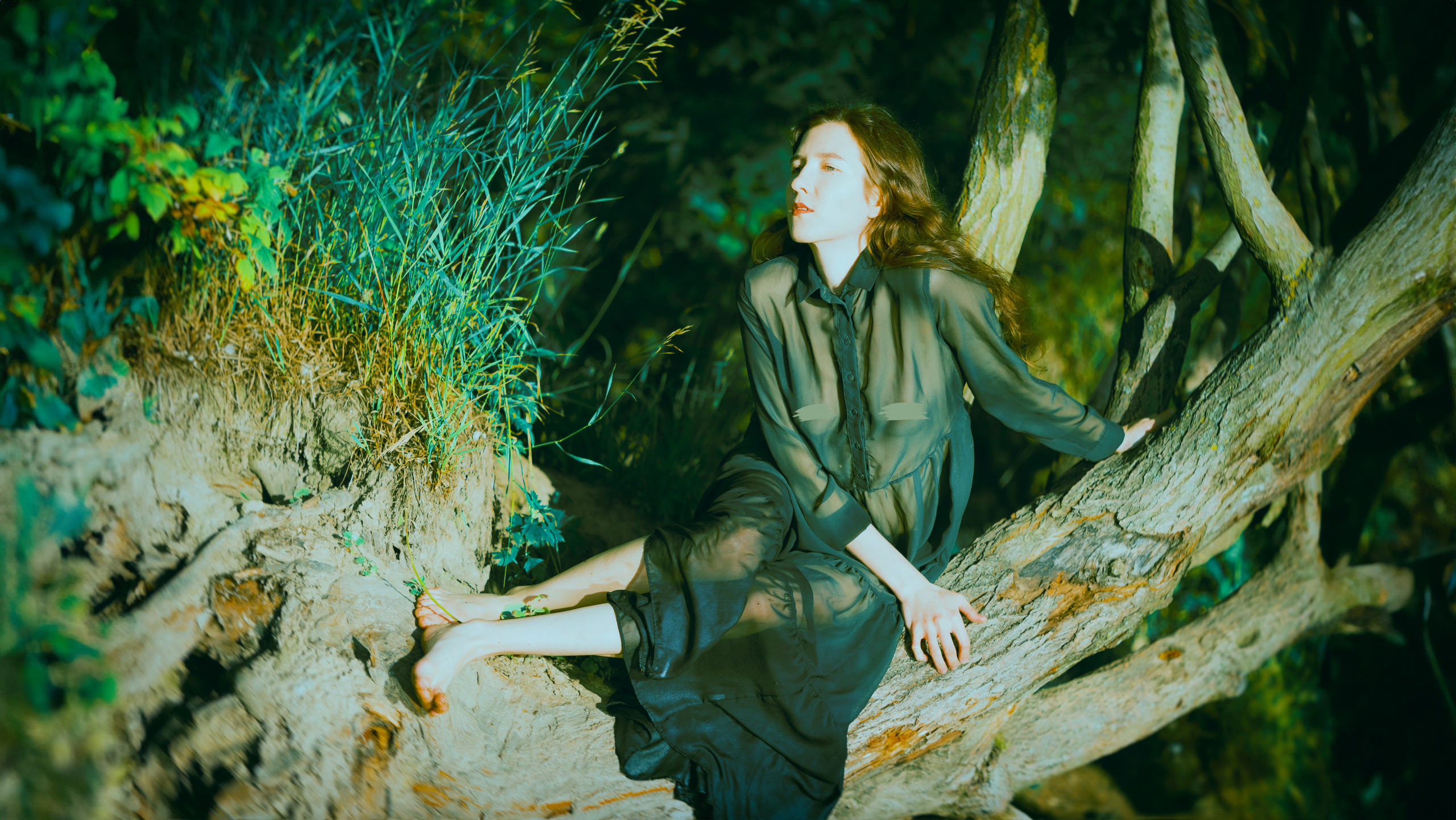 Красивая модель с яблоком и персиком на фотосессии от AV