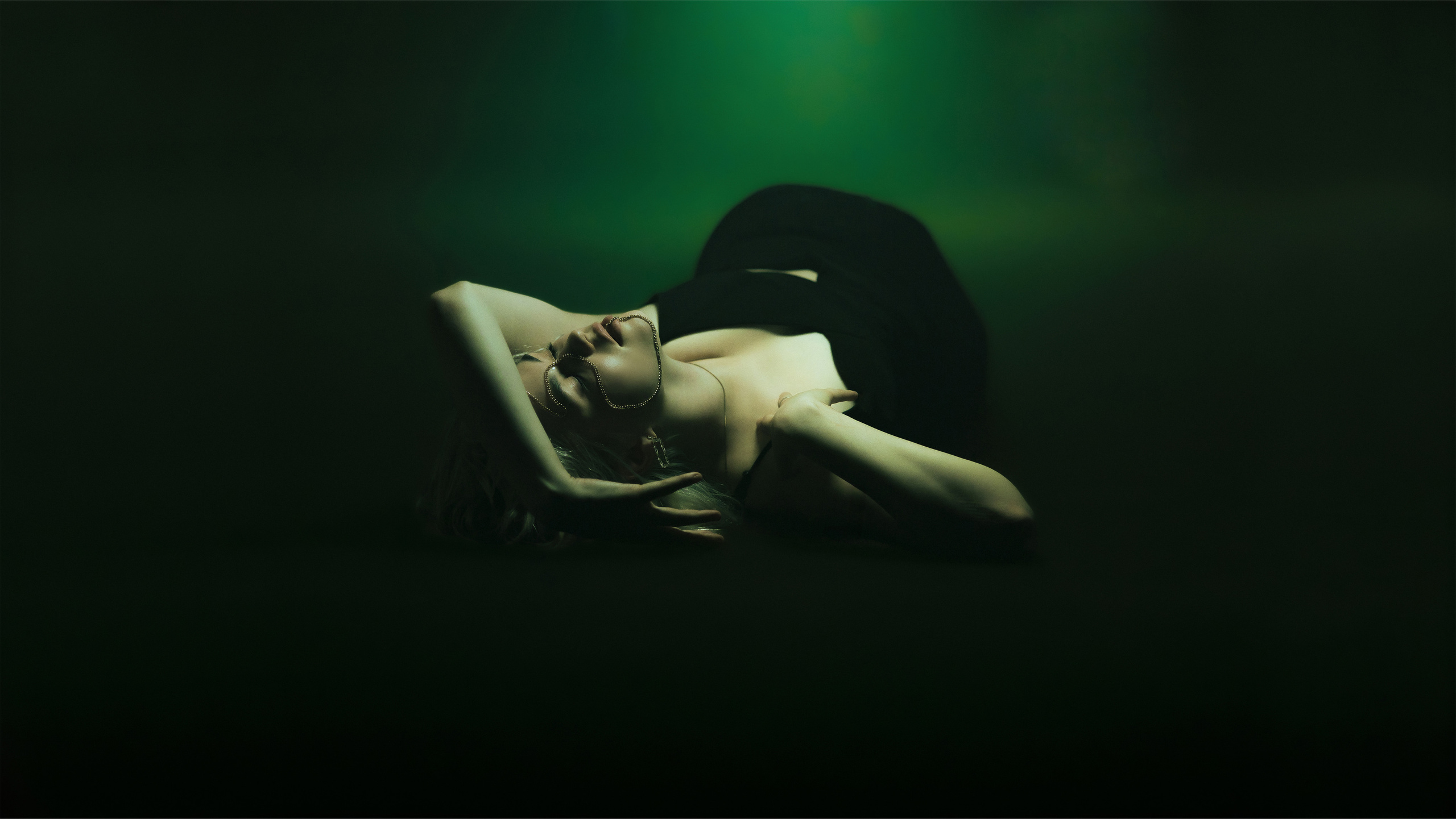 Молодая блондинка с идеальной кожей на фотосессии в зеленых и темных тонах. Alexander Veselkov - Photographer| AV