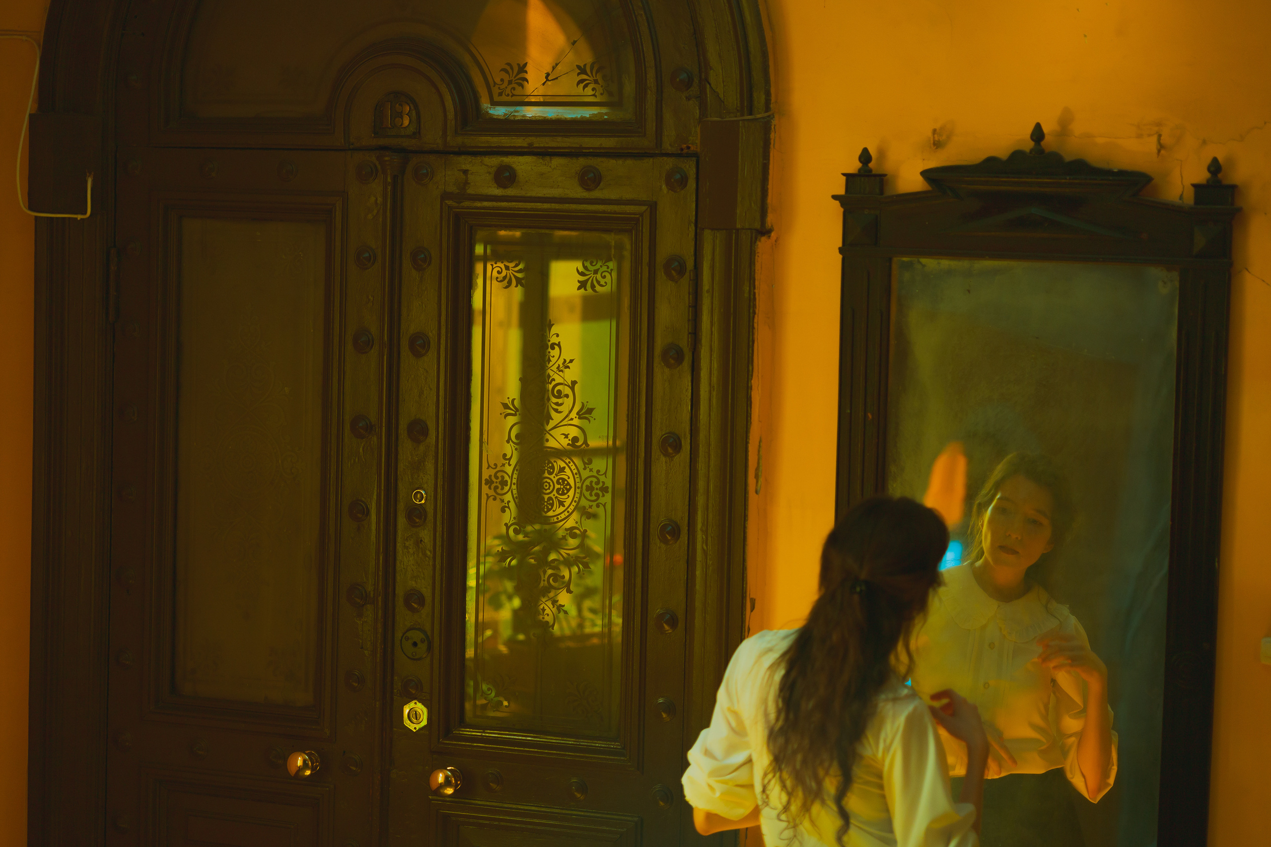 Киношные цвета в уникальной фотосессии у окна с отражением старинного зеркала от AV| Alexander Veselkov - Photographer 