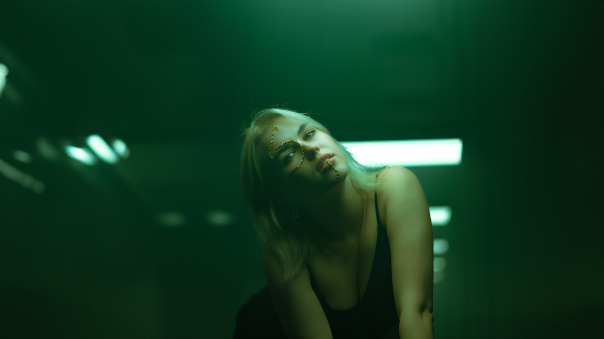 Снимок, молодая блондинка, зеленые и темные тон. Alexander Veselkov - Photographer| AV