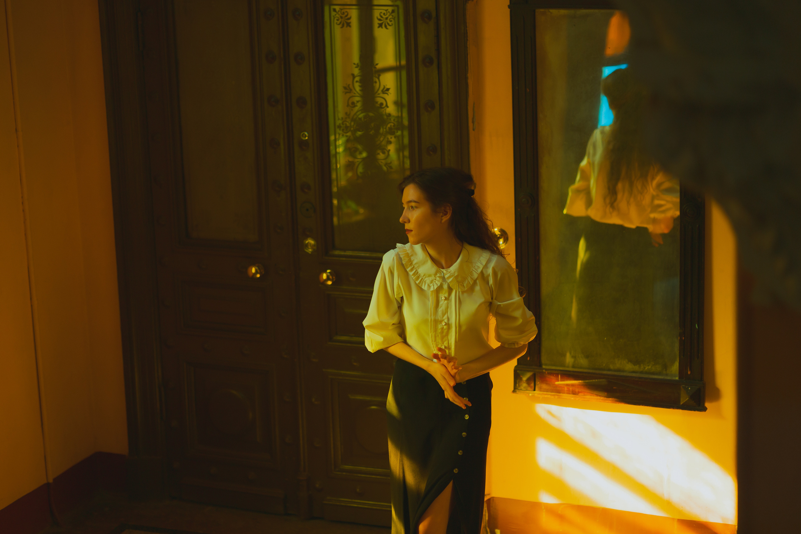 Красивая девушка в атмосферной фотосессии с киношными цветами у окна от Alexander Veselkov - Photographer | AV