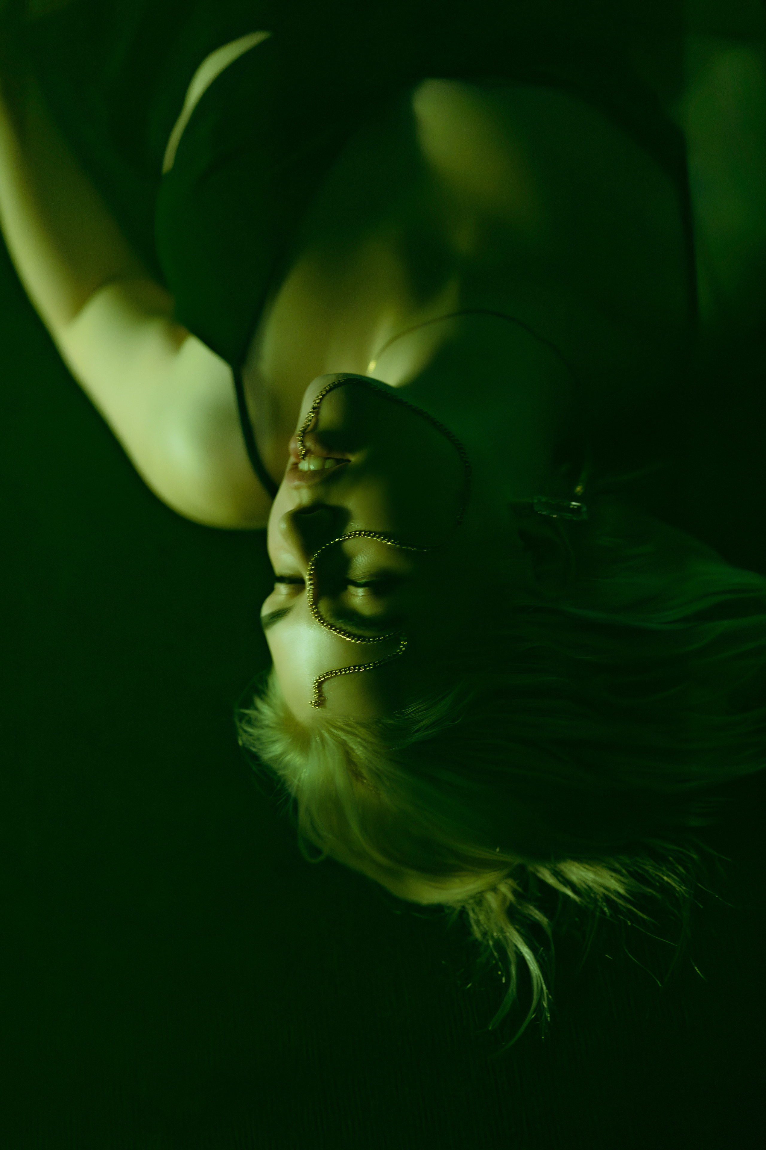 Фотосессия молодой девушки в кинематографическом стиле в зеленых тонах. Alexander Veselkov - Photographer| AV