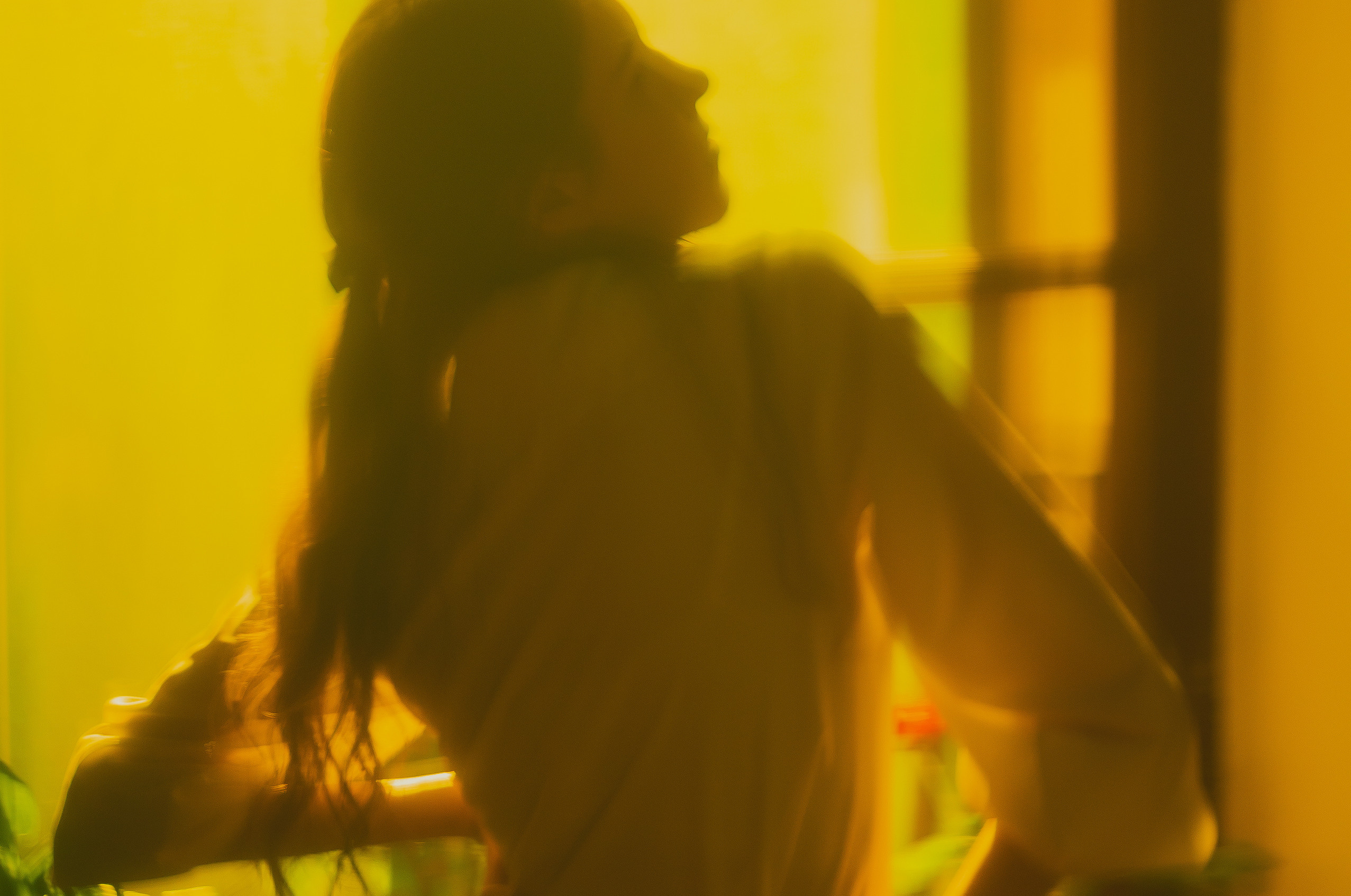 Светящиеся желто-зеленые цвета в атмосферной фотосессии с красивой девушкой у окна от Alexander Veselkov - Photographer | AV